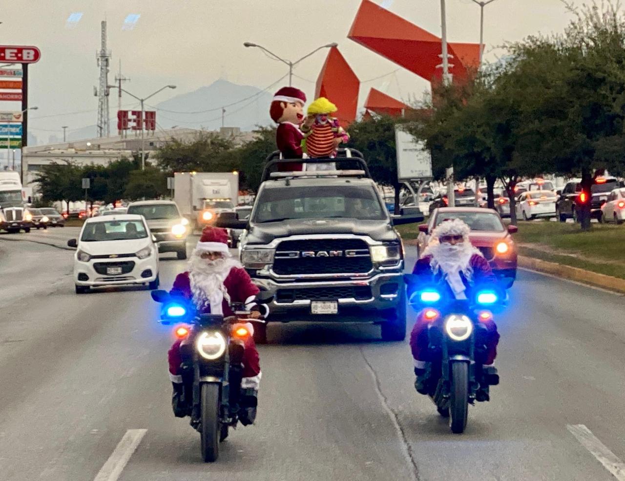 Llevan Policías Navidad a Santa Catarina