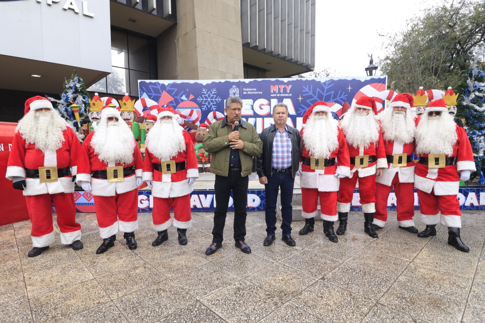 Regalan juguetes policías y tránsitos de Monterrey