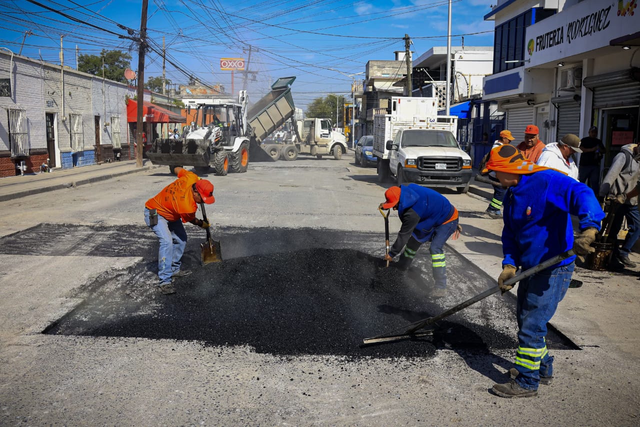 Monterrey repara baches en la calle Villagrán en el Centro de la ciudad