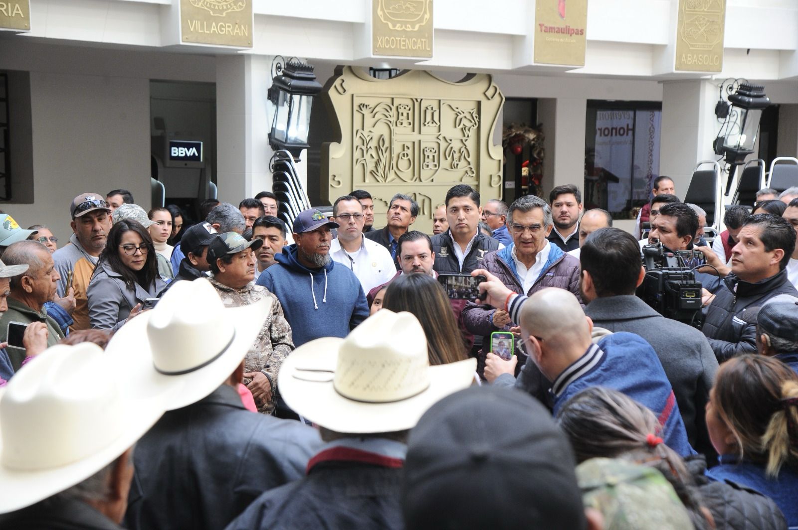 Respalda Américo Villarreal a ejidatarios de Llera con asesoría legal, apoyos sociales y programas comunitarios