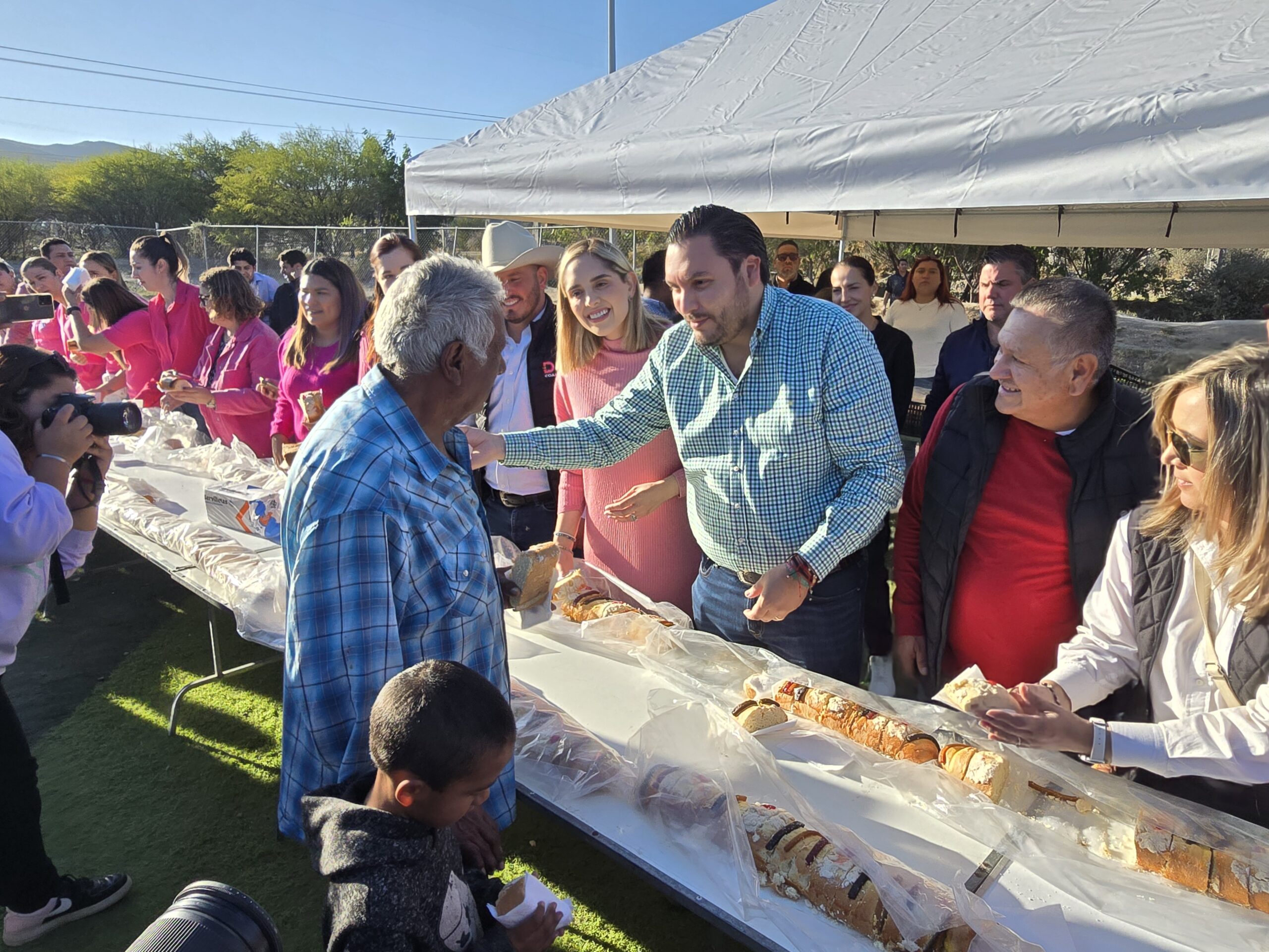 Encabeza Carlos Villarreal tradicional corte de Rosca de Reyes en Colinas de Santiago