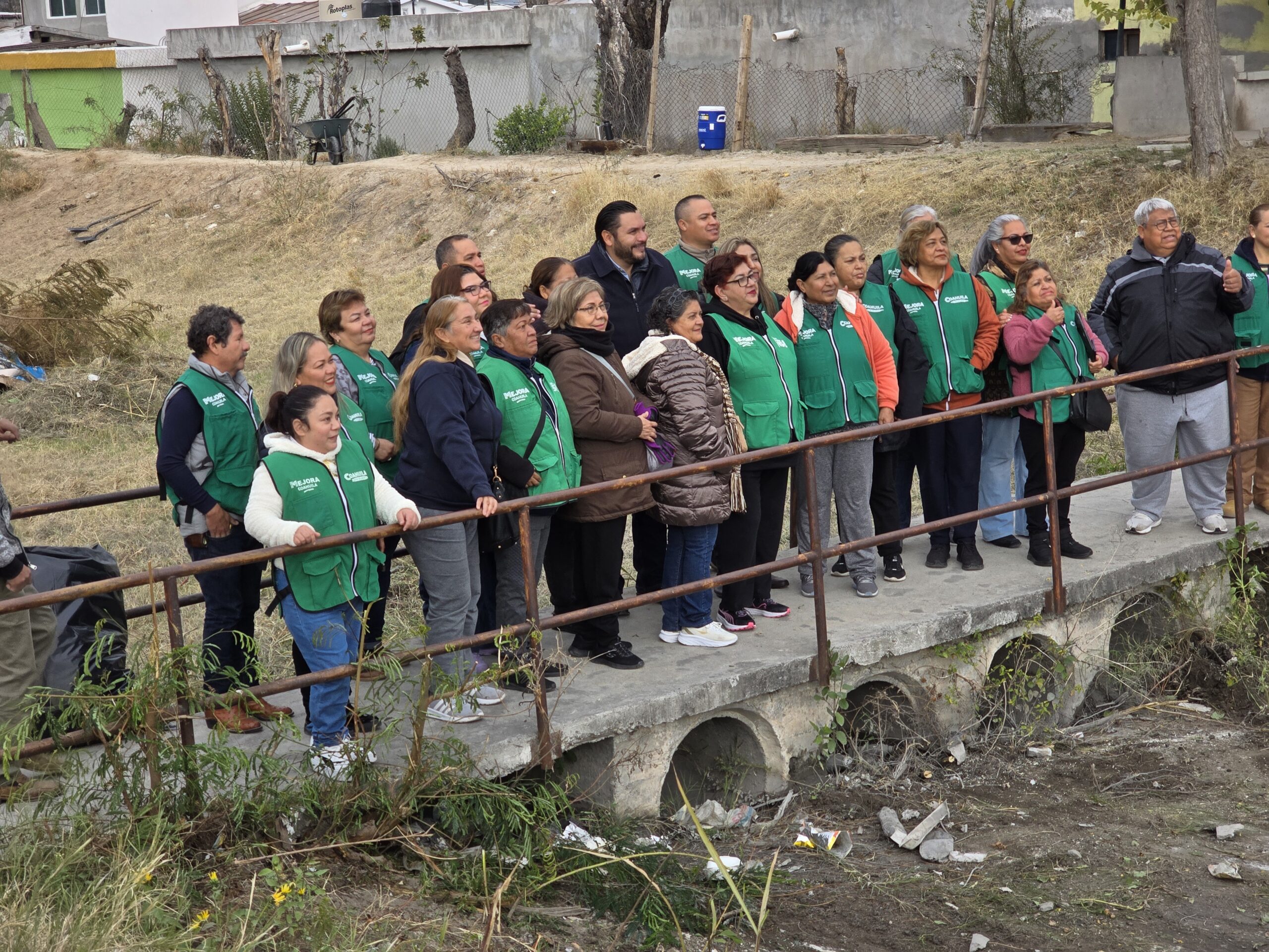 Carlos Villarreal supervisa limpieza del arroyo de la colonia Obrera