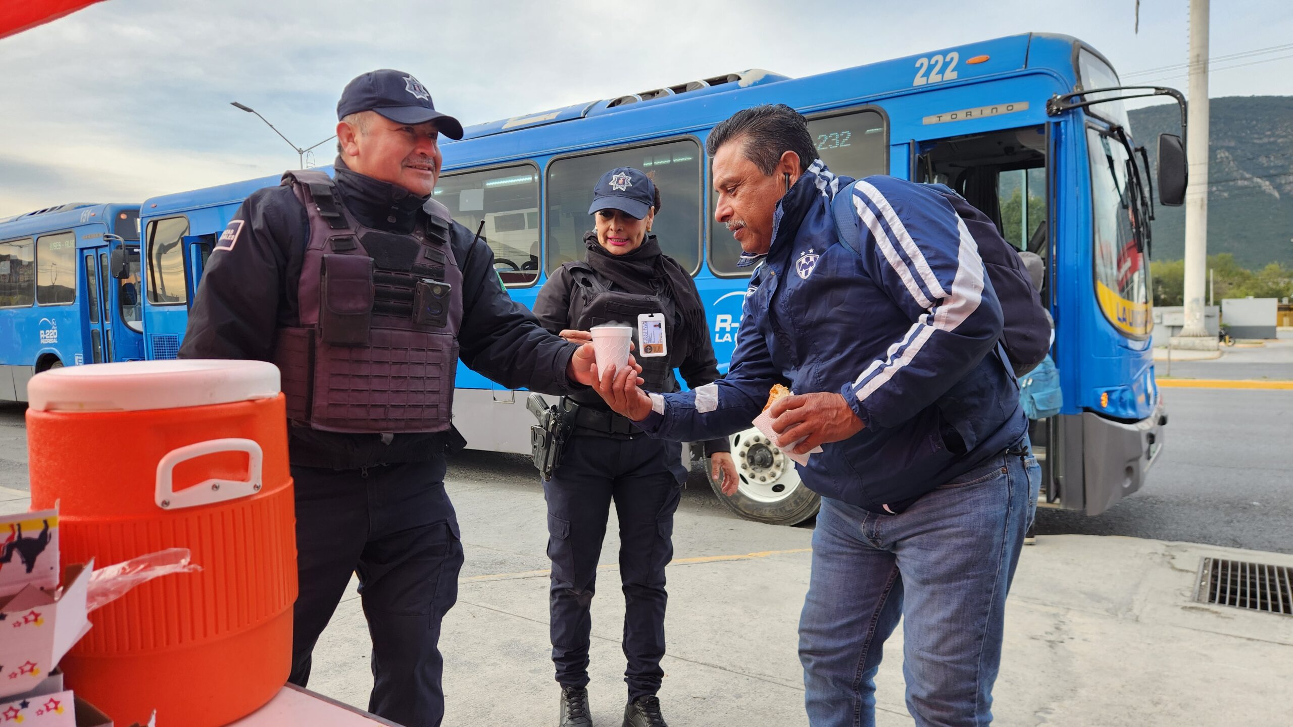 Continúa Escobedo operativos contra el frío, policías entregan bebidas calientes y pan