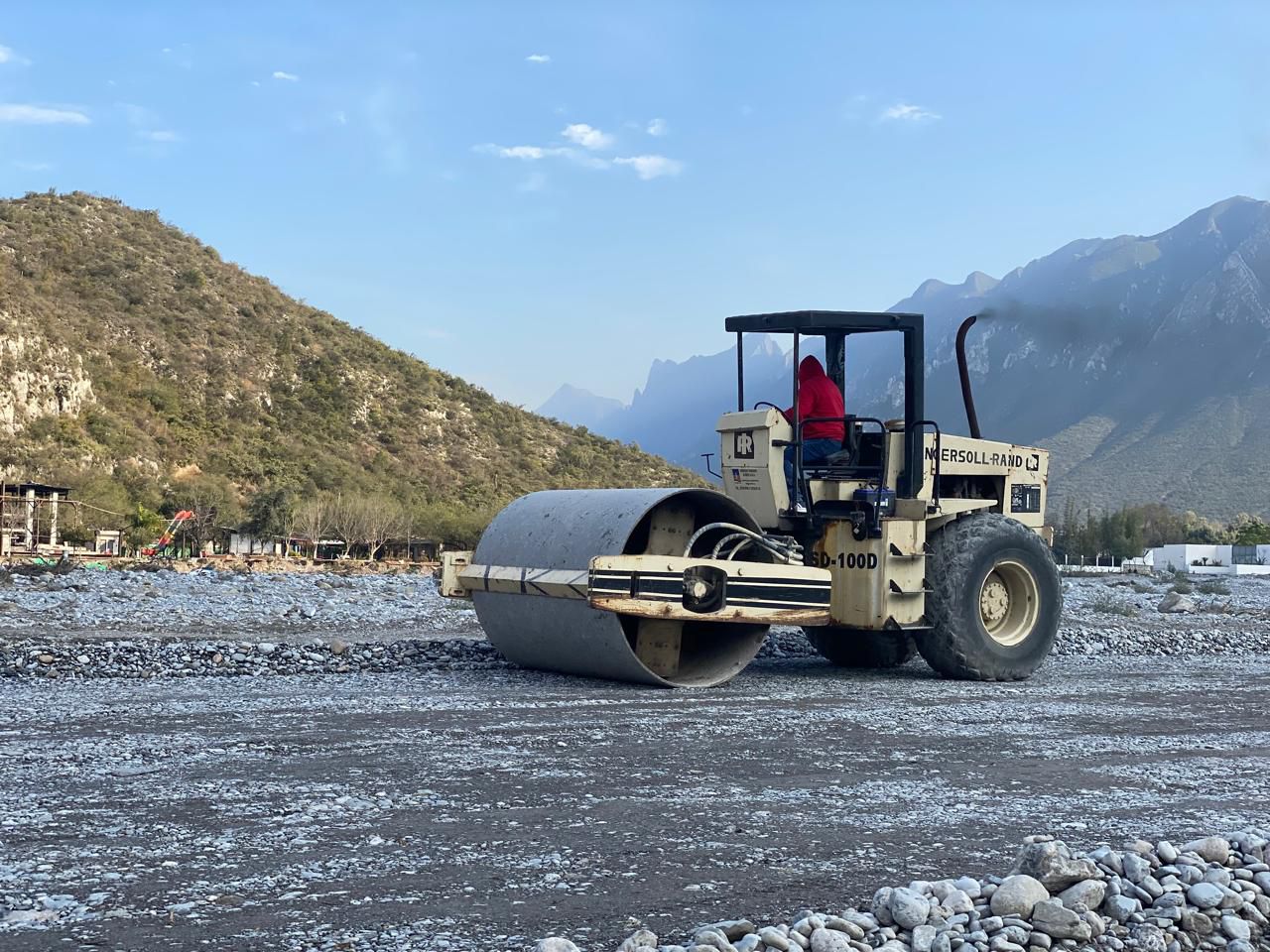 Avanzan en caminos en La Huasteca