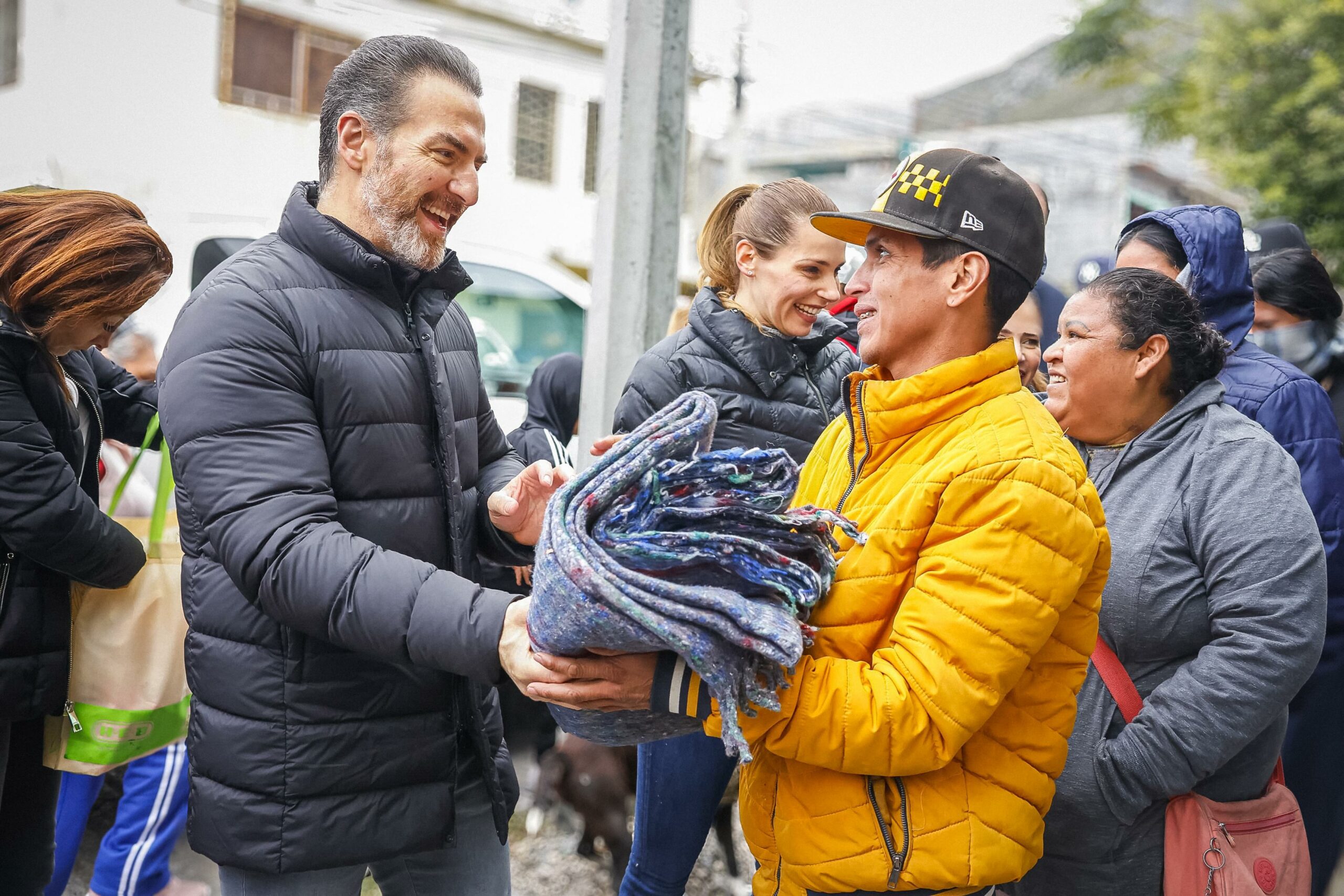 Entrega Monterrey apoyos sociales en la Colonia Gloria Mendiola