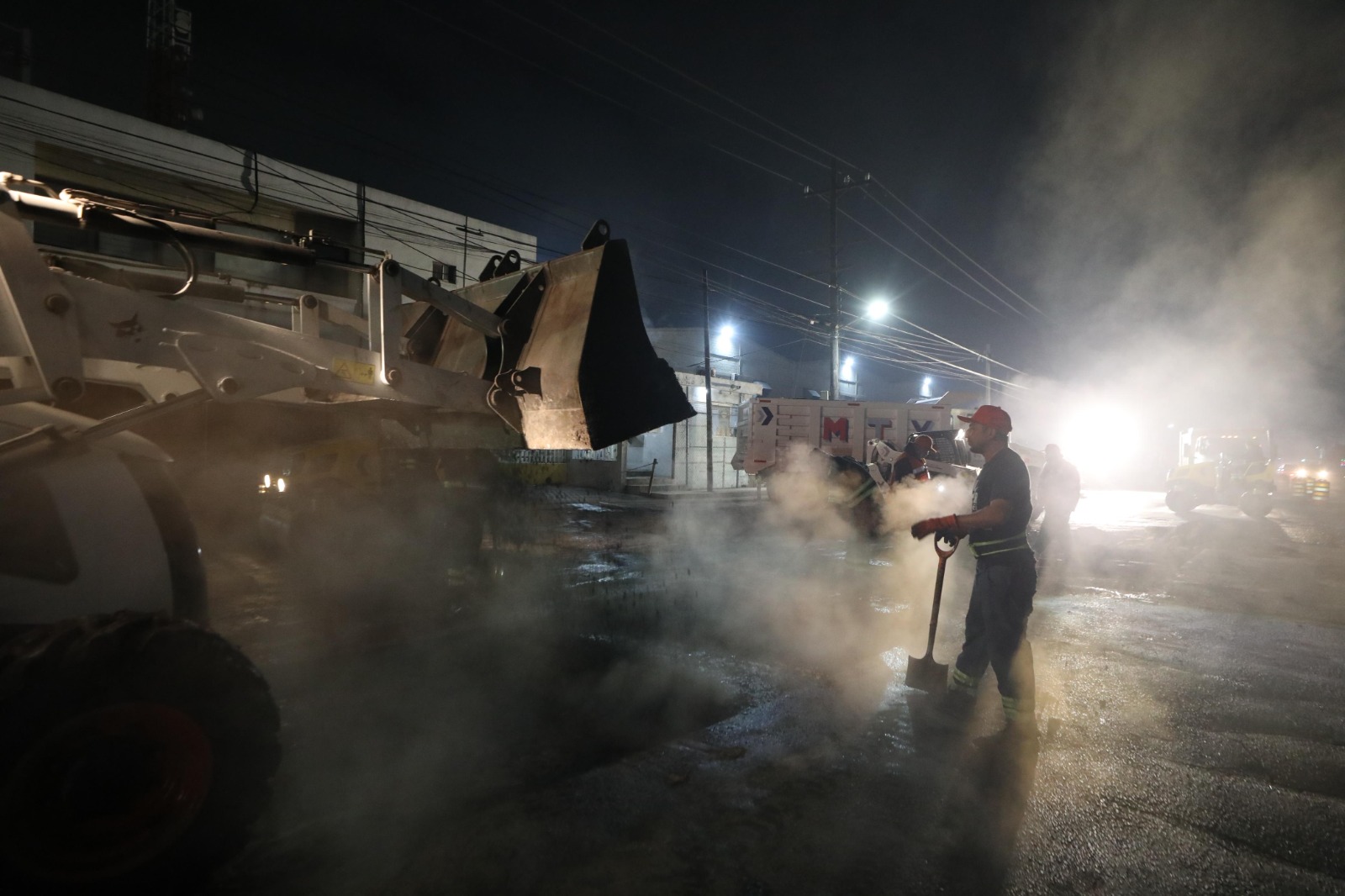 Refuerza Gobierno de Monterrey operativos de bacheo en avenidas importantes