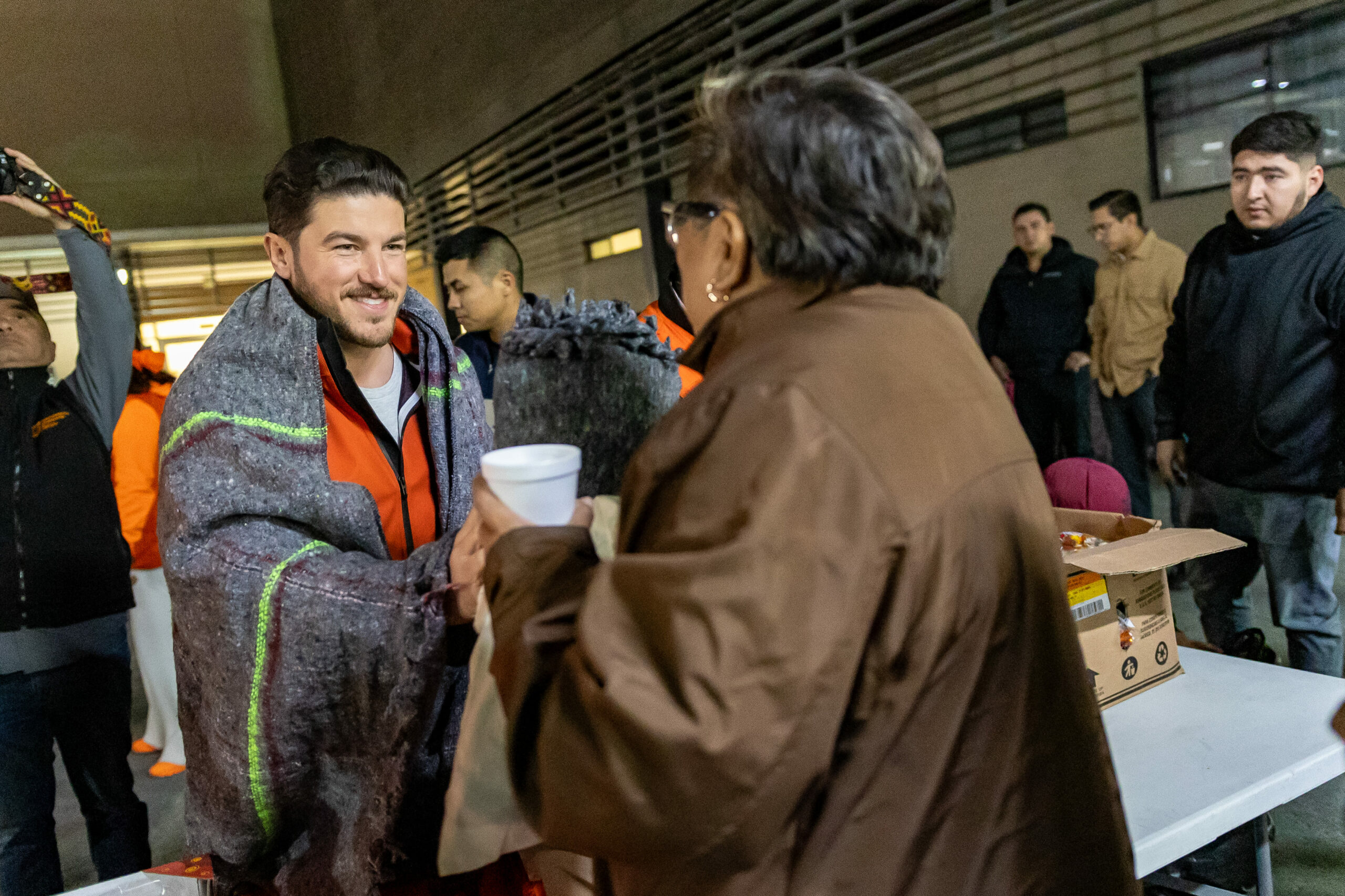 Entrega Samuel García roscas de reyes y cobijas a cientos en Hospitales