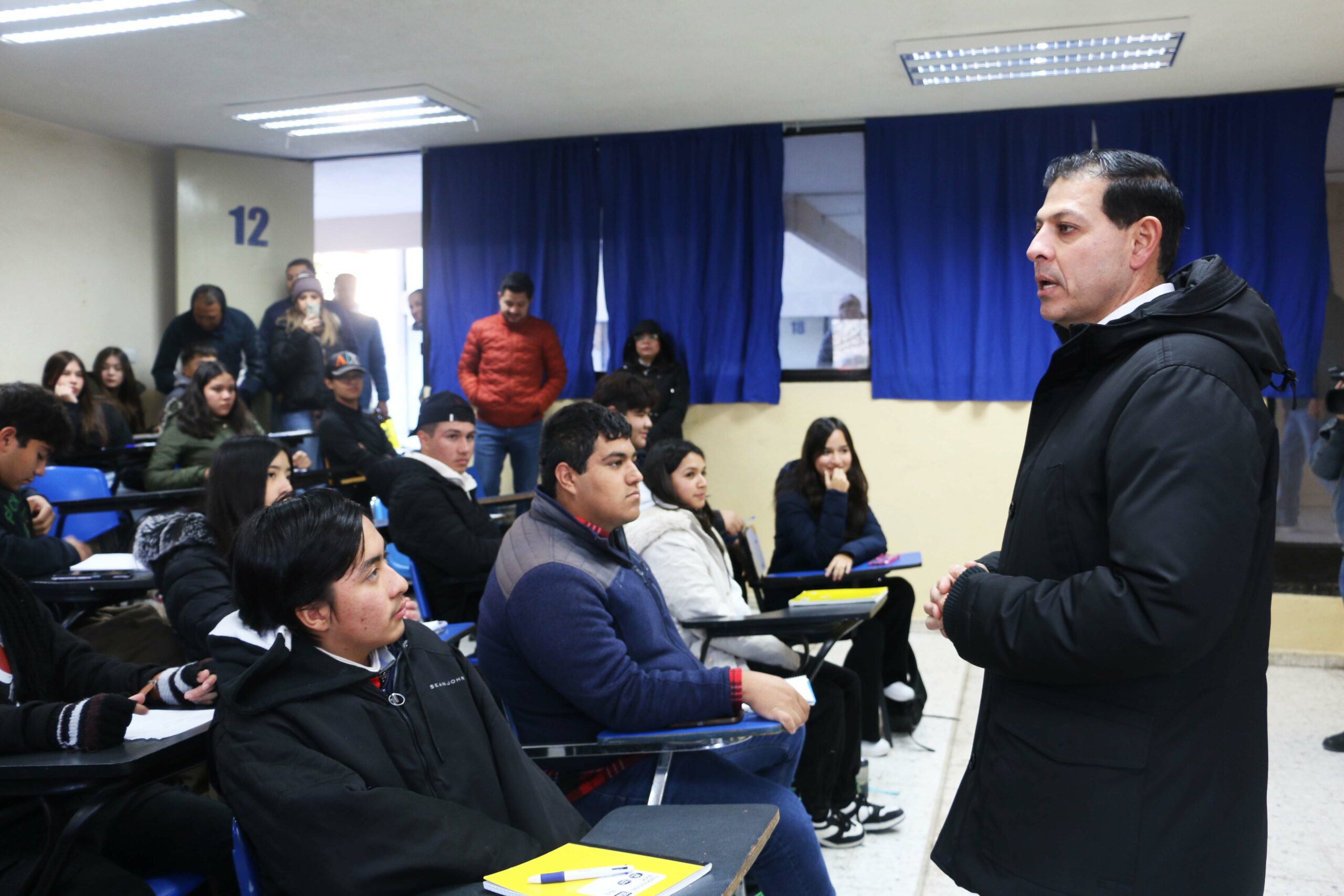 Da Octavio Pimentel, rector de la UAdeC la bienvenida a los alumnos de la preparatoria número Uno