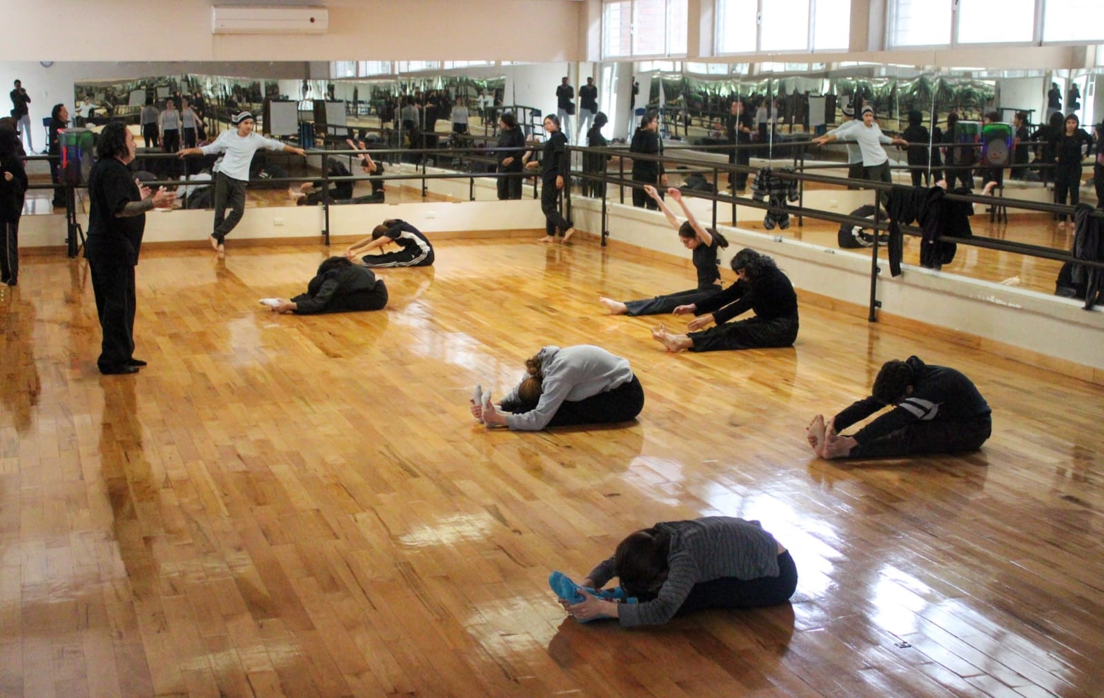 Estudiantes de la Escuela de Artes Escénicas de la UAdeC en Formación Integral con el “Laboratorio del Cuerpo para Actrices y Actores”