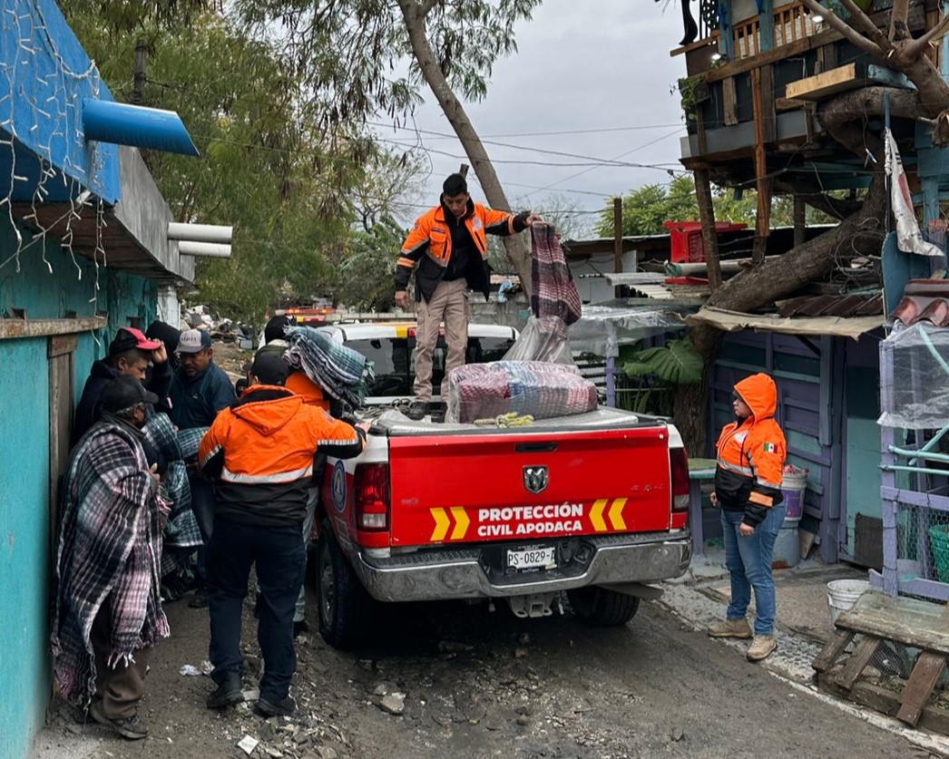 Entregan cobijas a familias en situación vulnerable en Apodaca