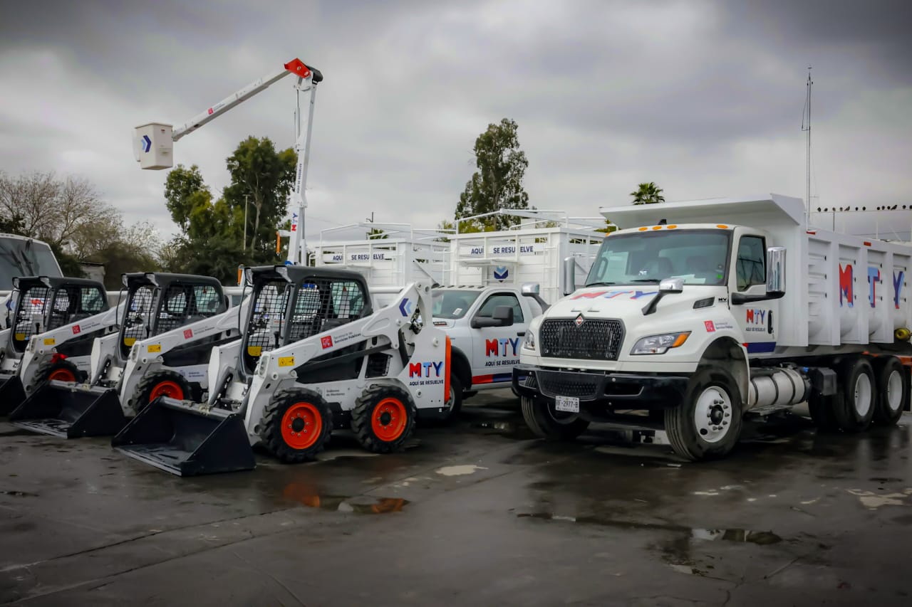 Entrega Gobierno de Monterrey vehículos y maquinaria para reforzar operaciones de Servicios Públicos