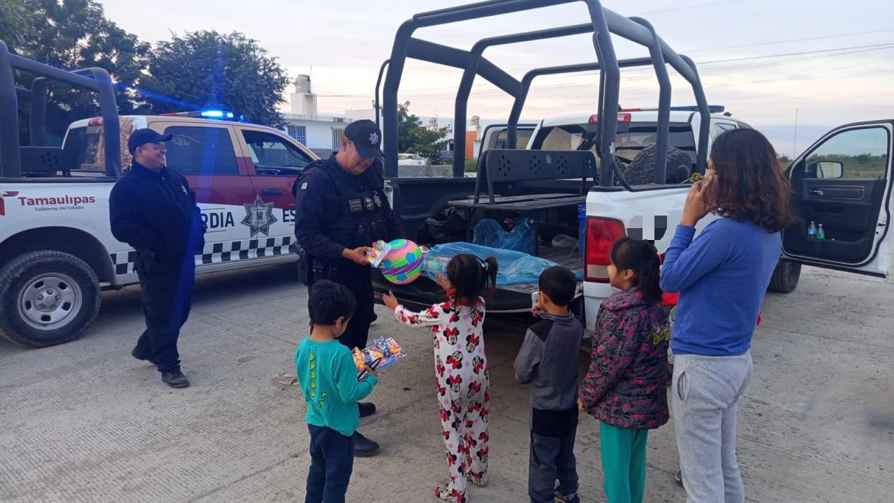 Guardia Estatal Tamaulipas obsequia juguetes y dulces a menores de Ciudad Victoria