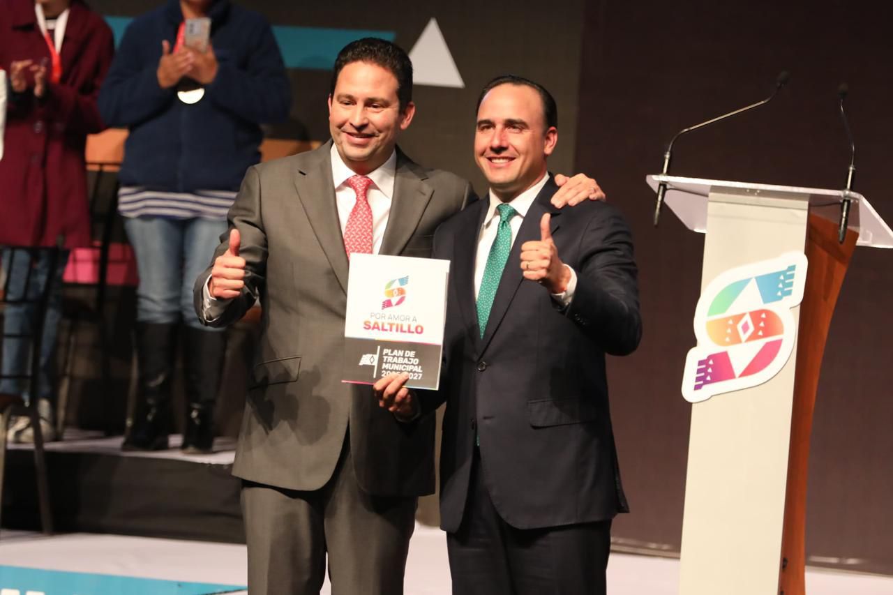 Presentan Manolo Jiménez y Javier Díaz grandes proyector por Saltillo