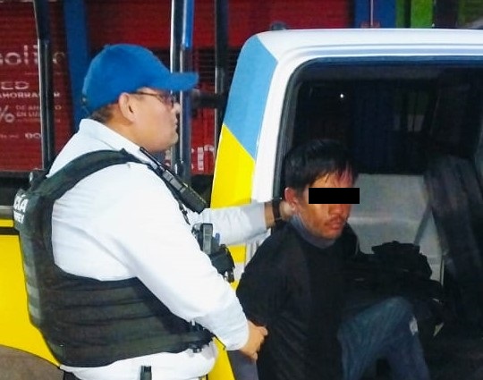 Por el C-4, Policía de Monterrey detiene a hombre robando