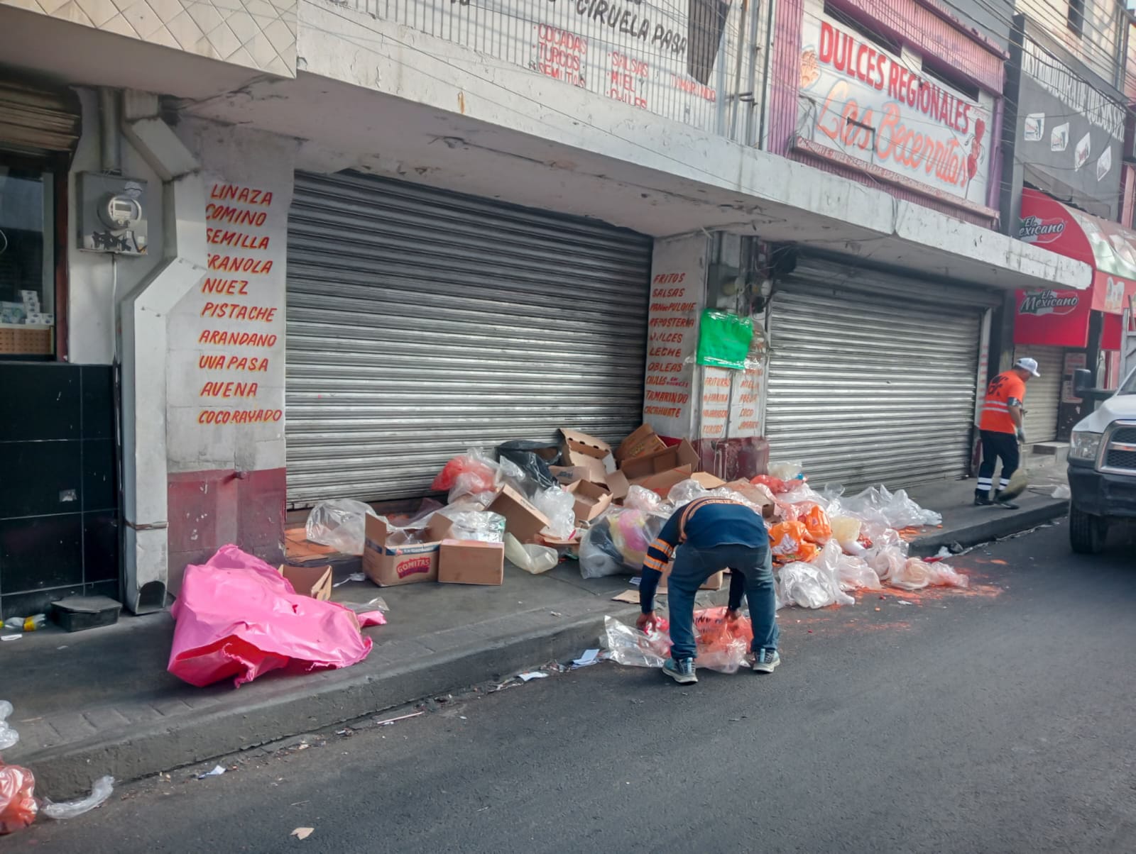 Retira Monterrey 22 toneladas de basura de la vía pública en el Centro