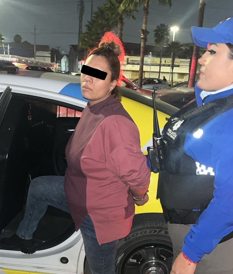 Detiene Policía de Monterrey a mujer por robo en tienda comercial