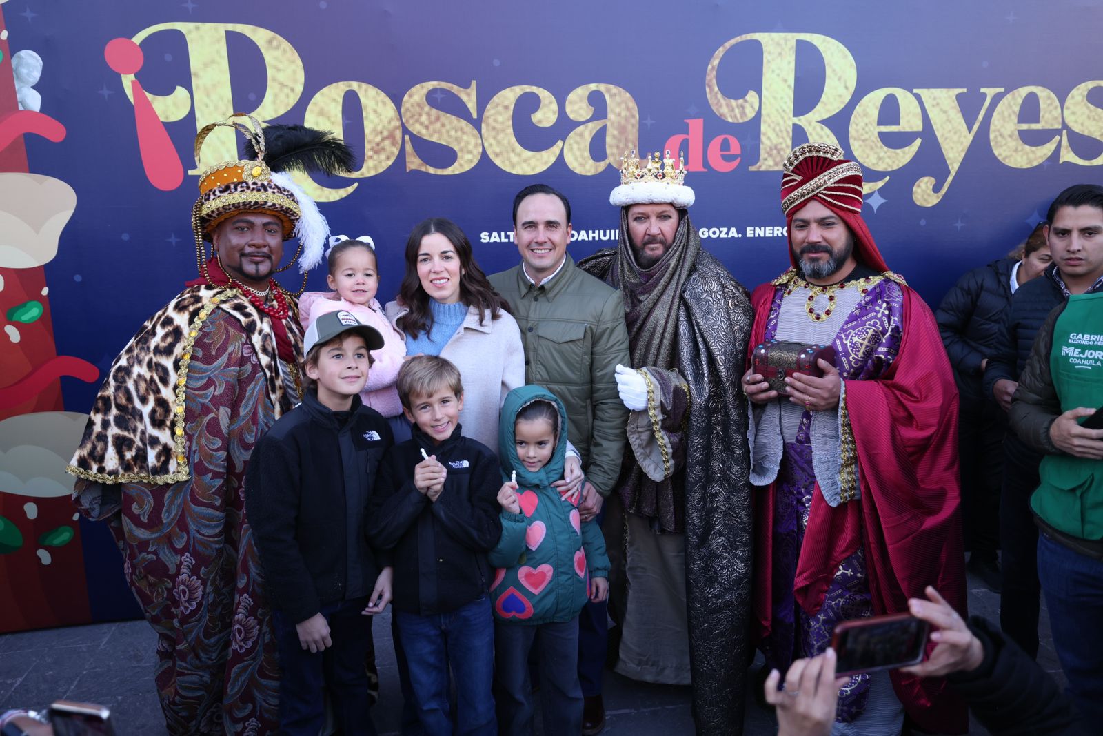 Conviven Manolo Jiménez y Paola Rodríguez con cientos de familias en la tradicional Rosca de Reyes