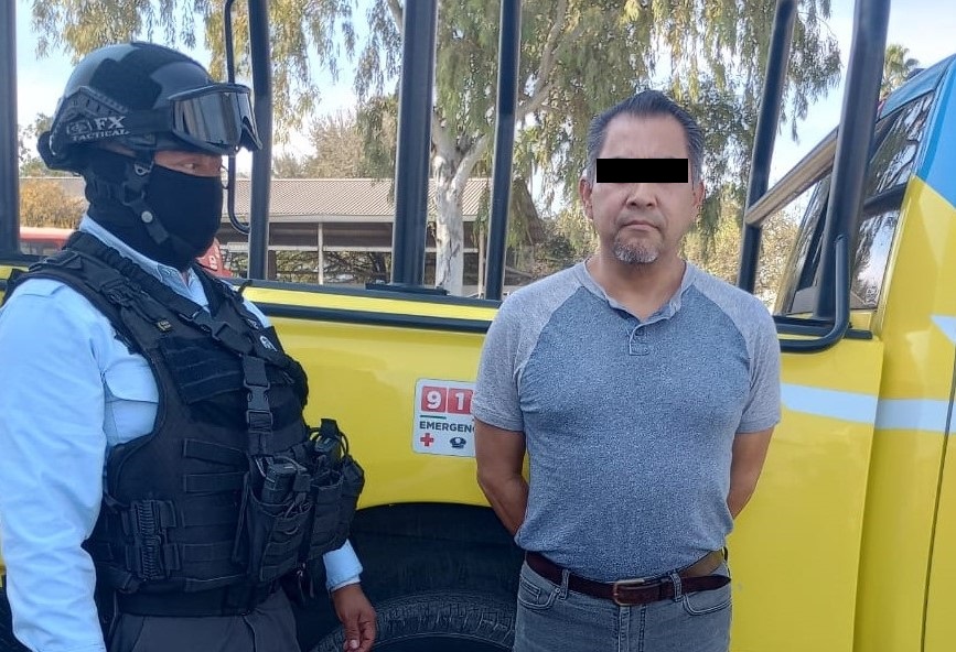 Detiene Policía de Monterrey a sujeto a bordo de auto con reporte de robo