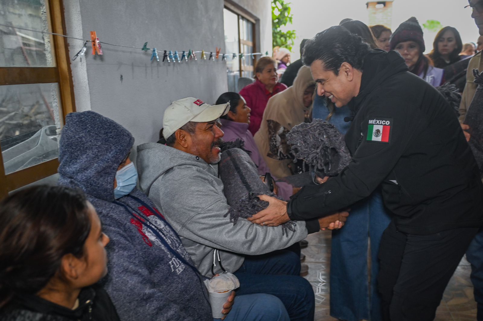 Brindan Lalo Gattás y Lucy de Gattás asistencia a familias por frío