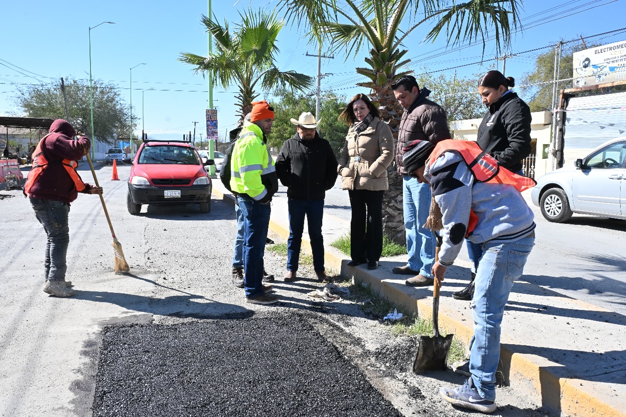 Sari Pérez sigue poniendo orden con bacheo en la Avenida Porfirio Díaz