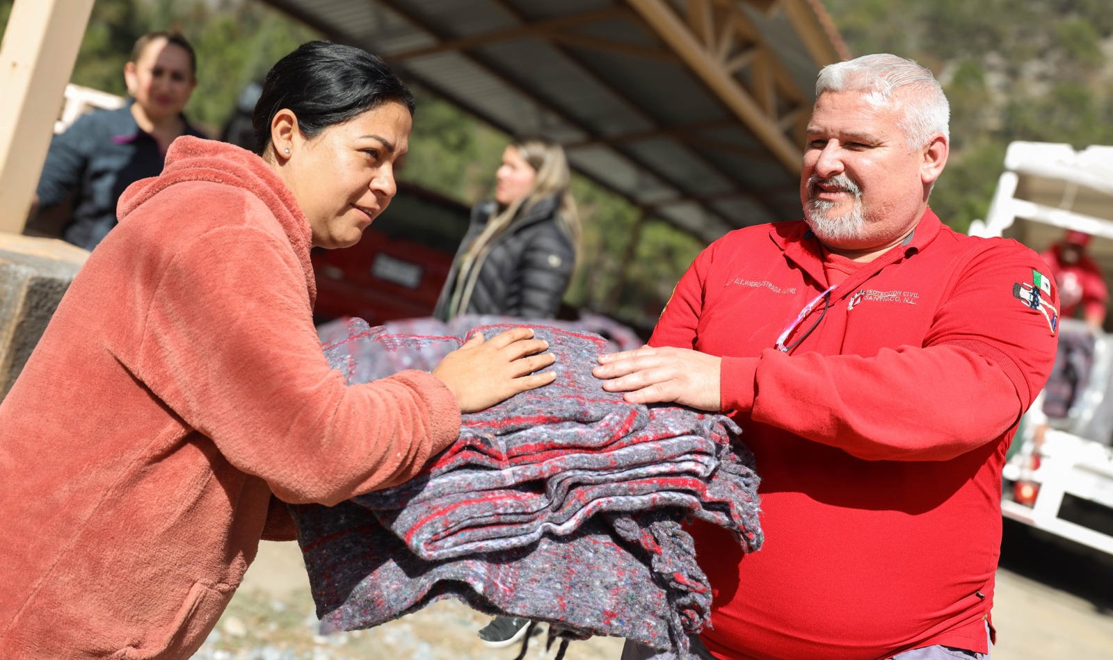 Realizan DIF y PC Santiago entregas de cobertores en las comuniades de la sierra para que Santiago no tenga frío