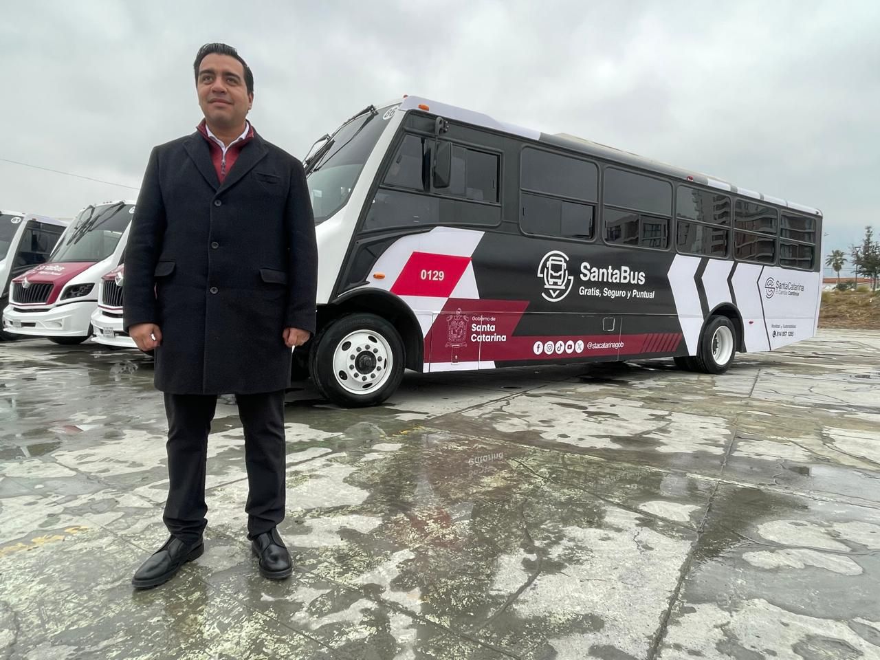 Presenta Jesús Nava nuevas unidades Santa Bus