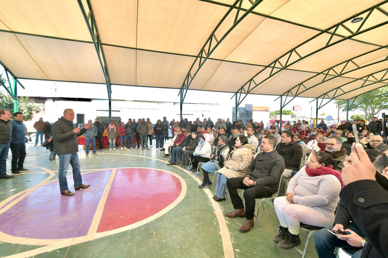 Román Cepeda entrega techumbre y apoyos para mitigar el frío, a vecinos del sector Suroriente  