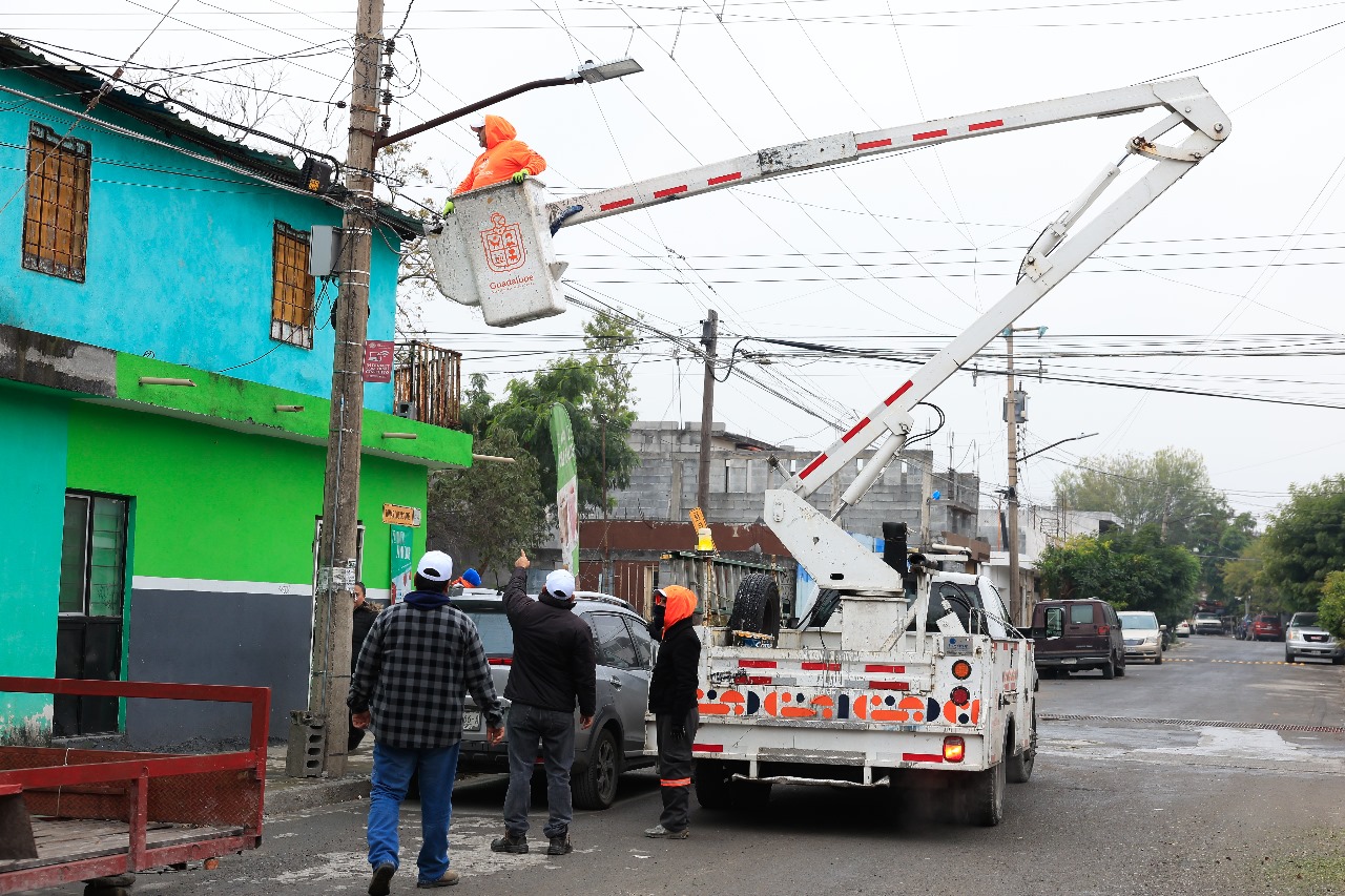 Transforma Héctor García imagen de colonia Eduardo Caballero con brigada de limpieza en Guadalupe