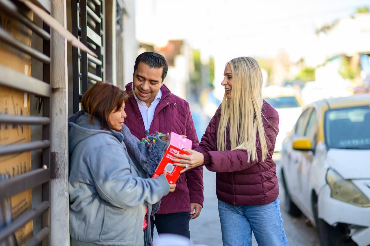 Entrega Nava calentadoras y cobijas a tercera edad