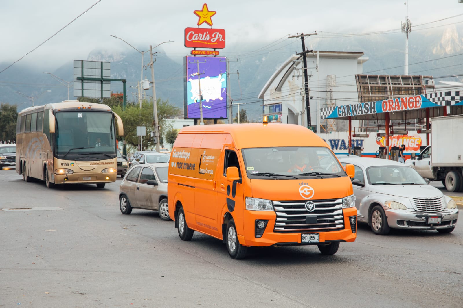 Inicia Héctor García servicio de transporte gratuito “Guadalupe nos mueve”