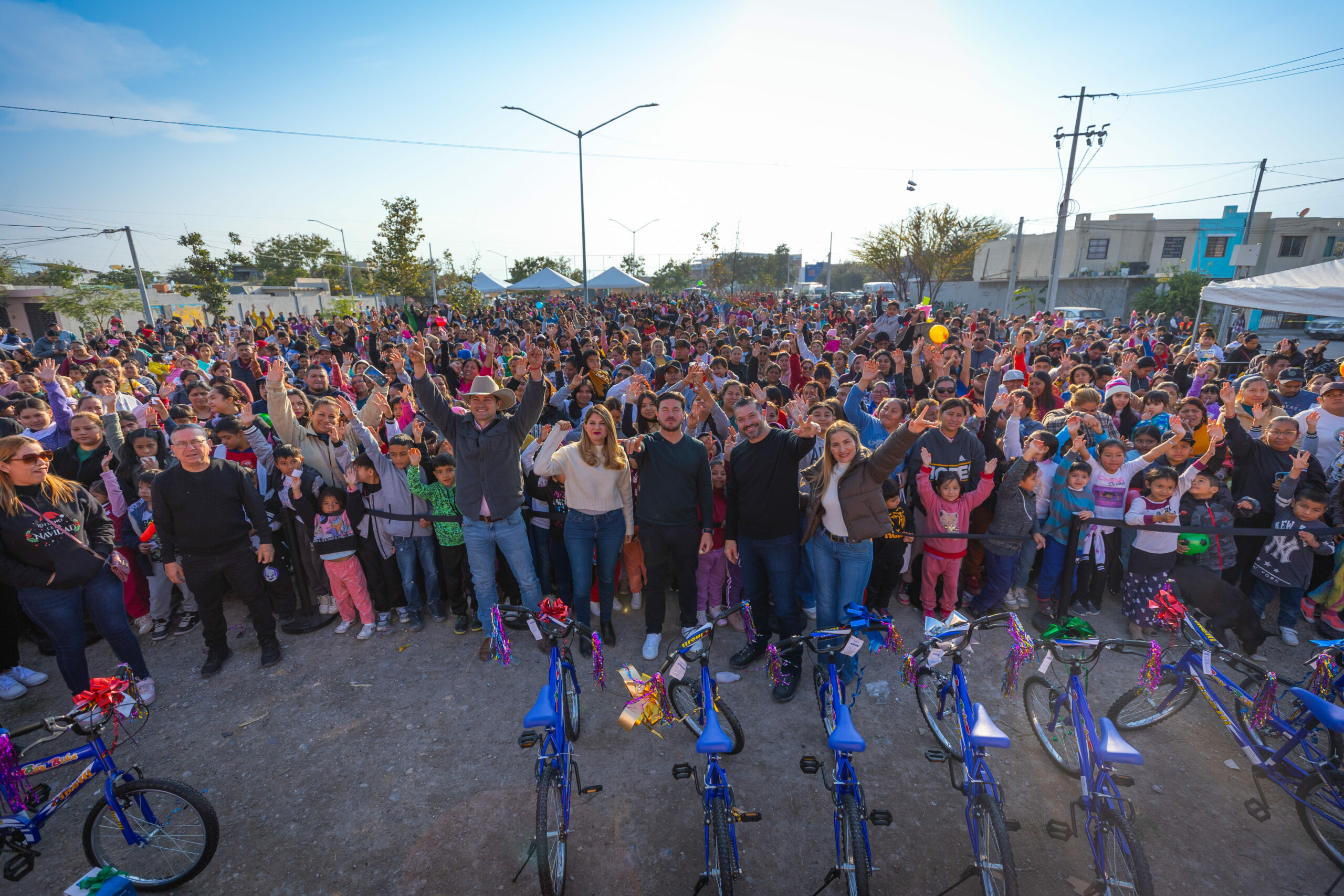 Celebra Samuel García el Día de Reyes con regalos y apoyos en El Carmen, Nuevo León