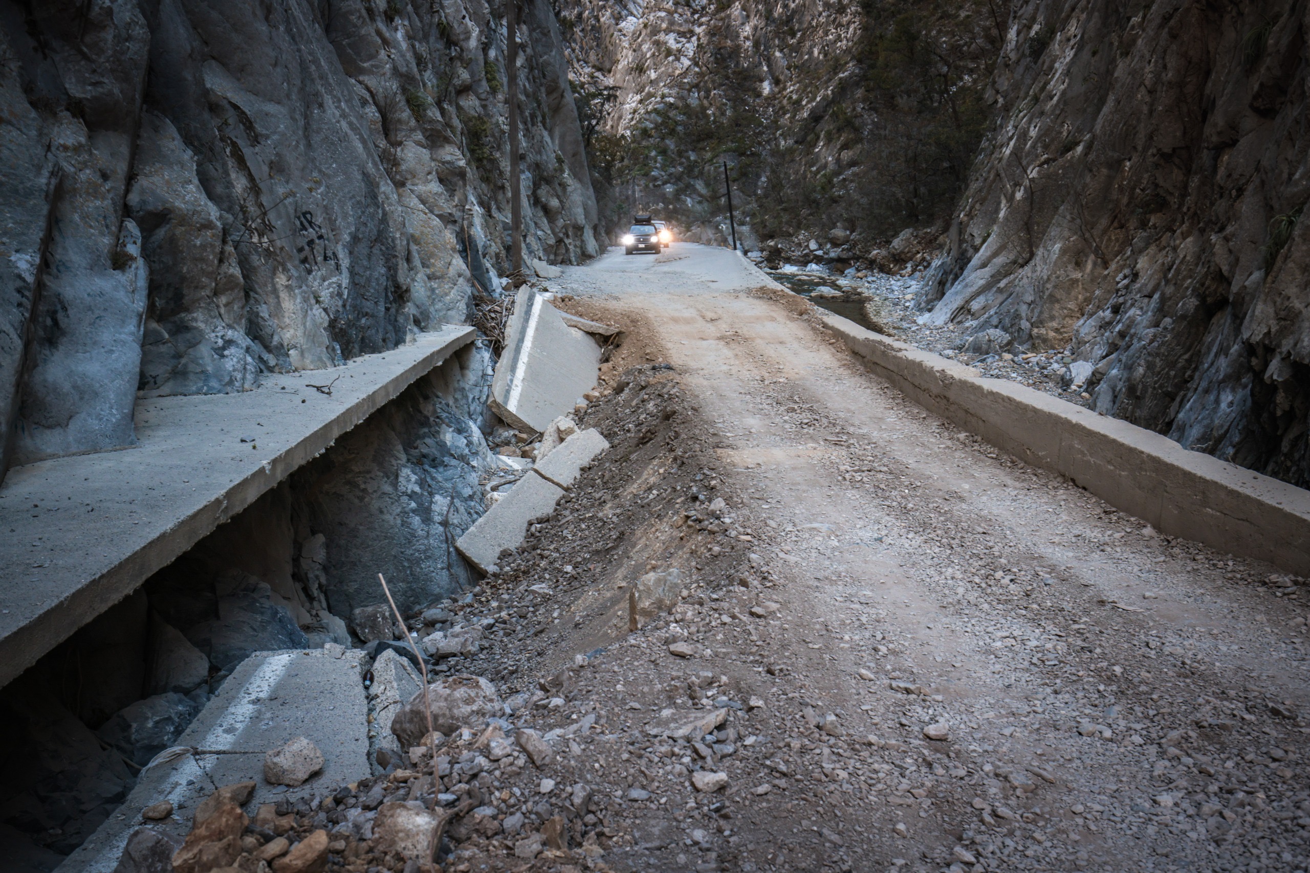 Rehabilitan habitantes de la sierra, municipio de Santiago y el patronato Visión Santiago 2030 carretera dañada por “Alberto”