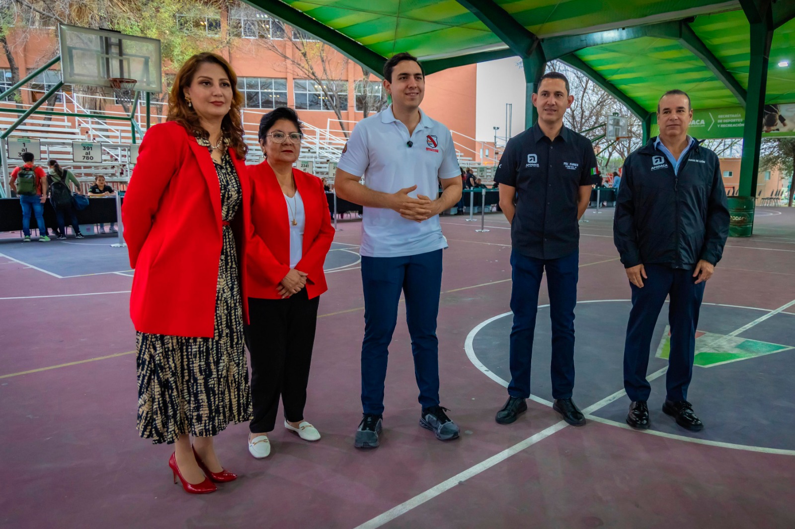 Entrega Apodaca becas contigo a estudiantes de preparatoria y facultad