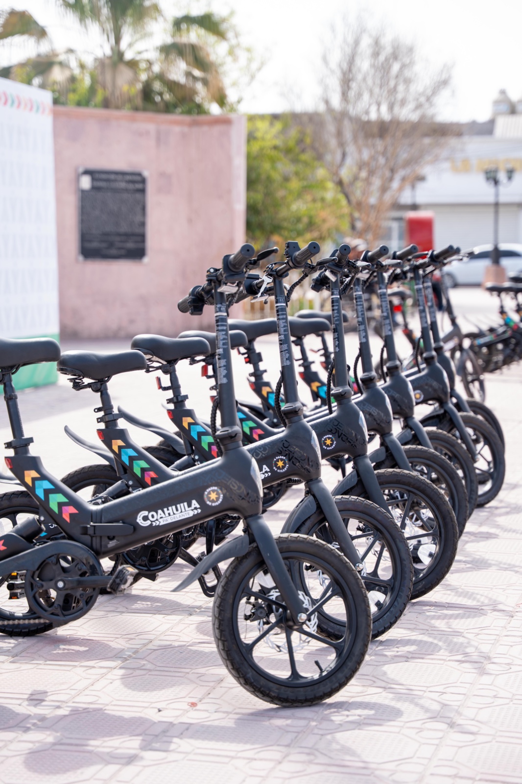 Entrega Yesica bicicletas eléctricas a policías de Castaños