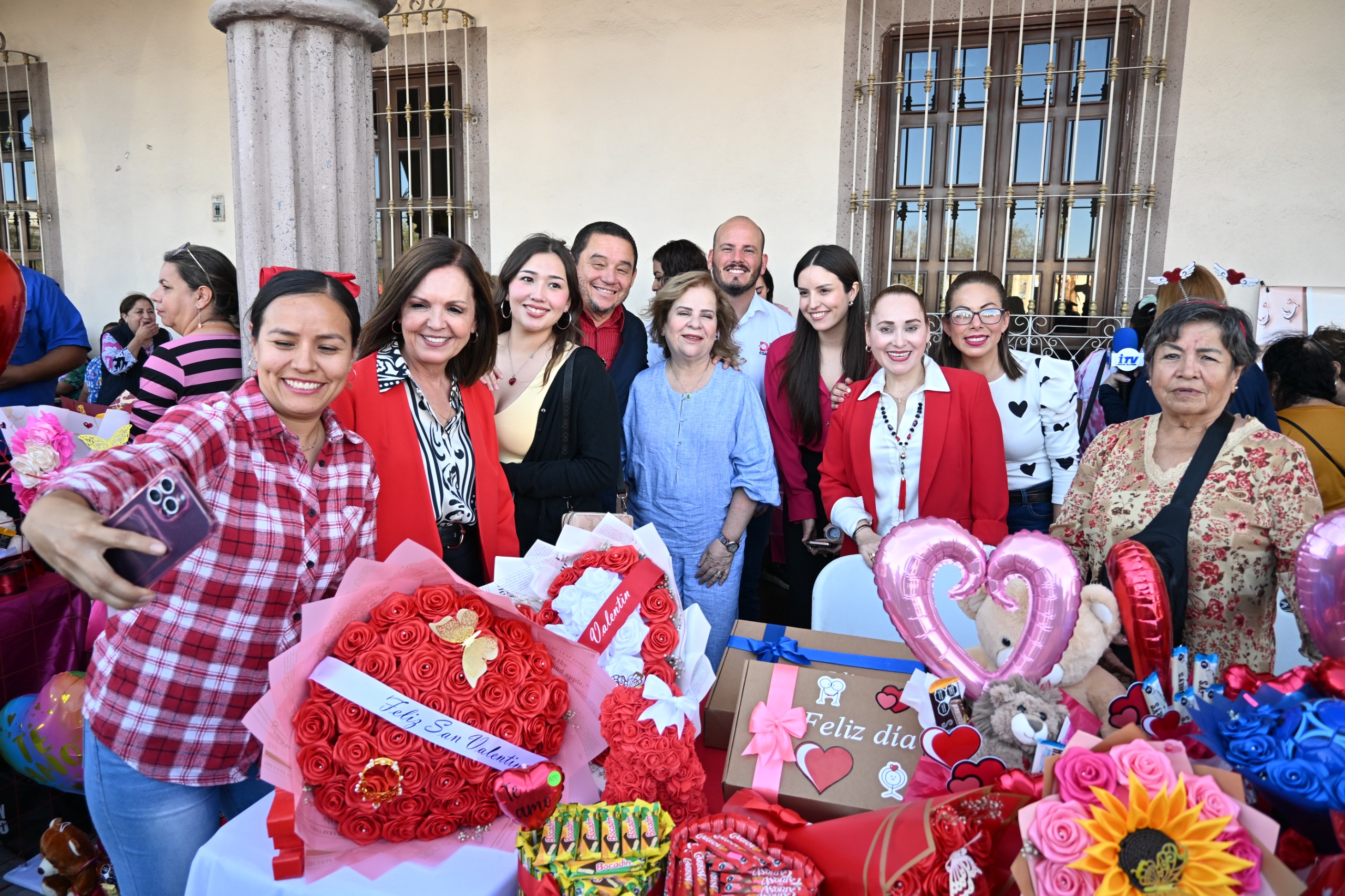 Sari Pérez y DIF Coahuila impulsan creatividad y talento femenil en Mercadito de San Valentín