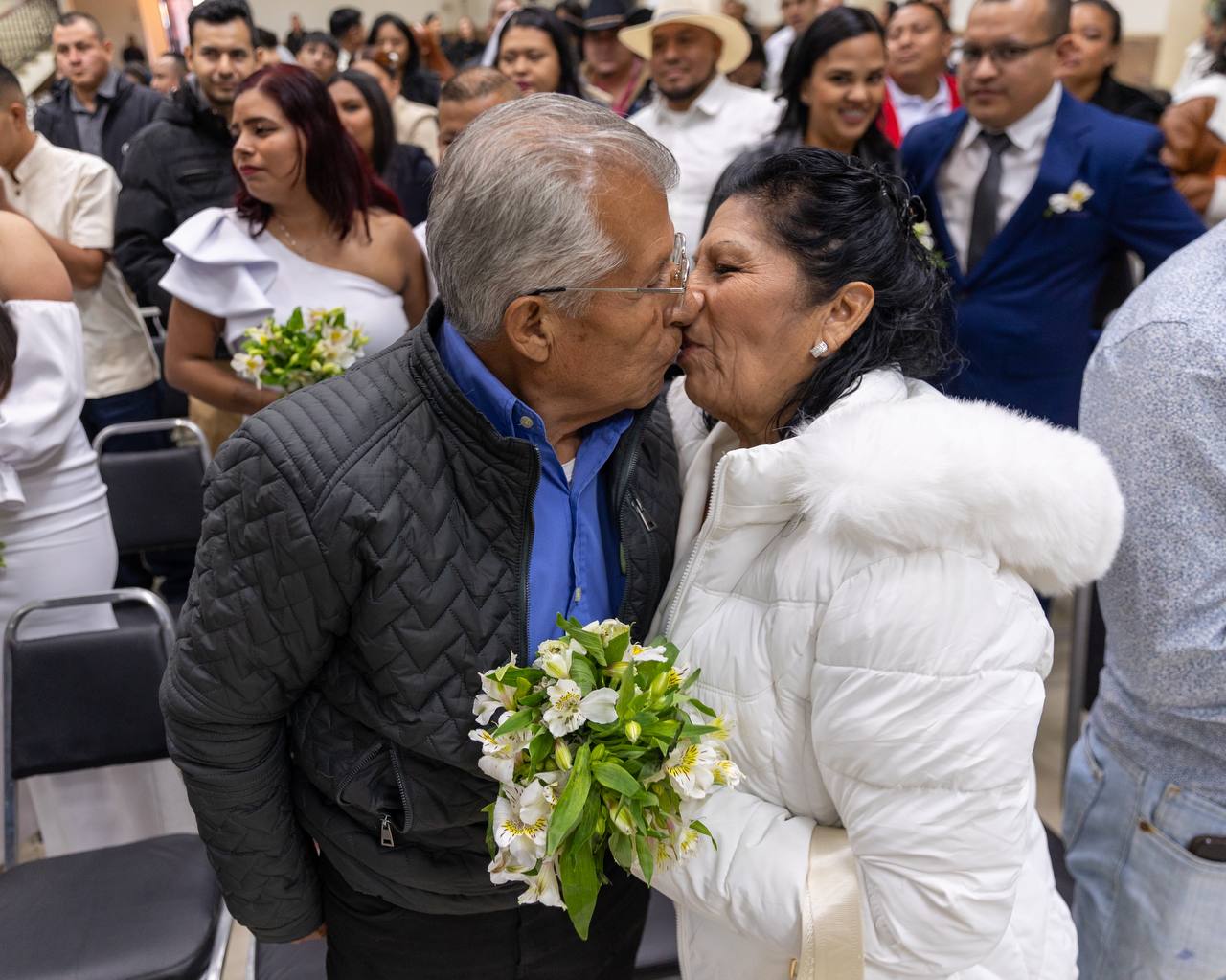 210 parejas de Juárez contraen nupcias en Matrimonios Colectivos