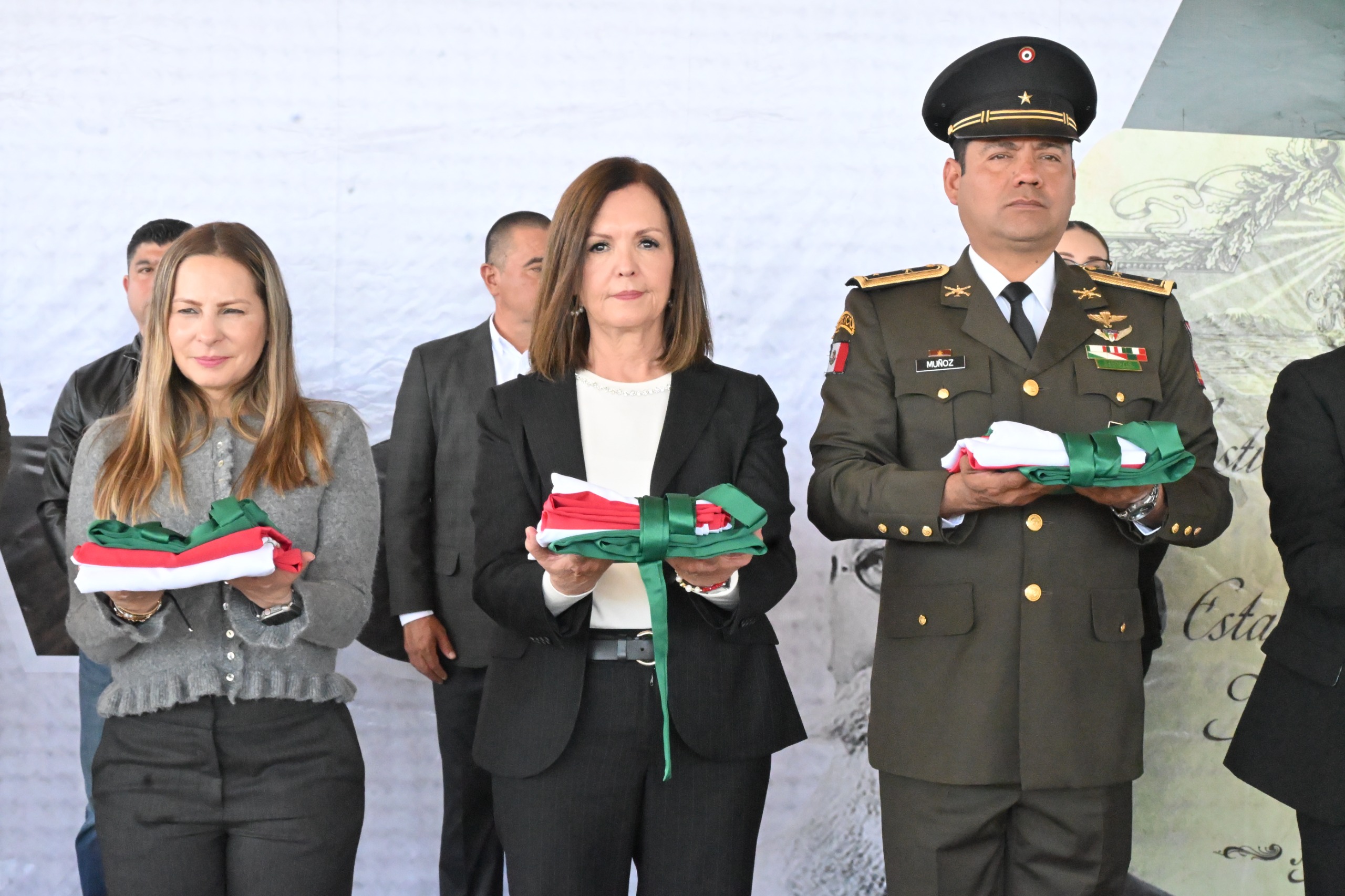 Frontera honra a la Bandera con ceremonia de abanderamiento e incineración