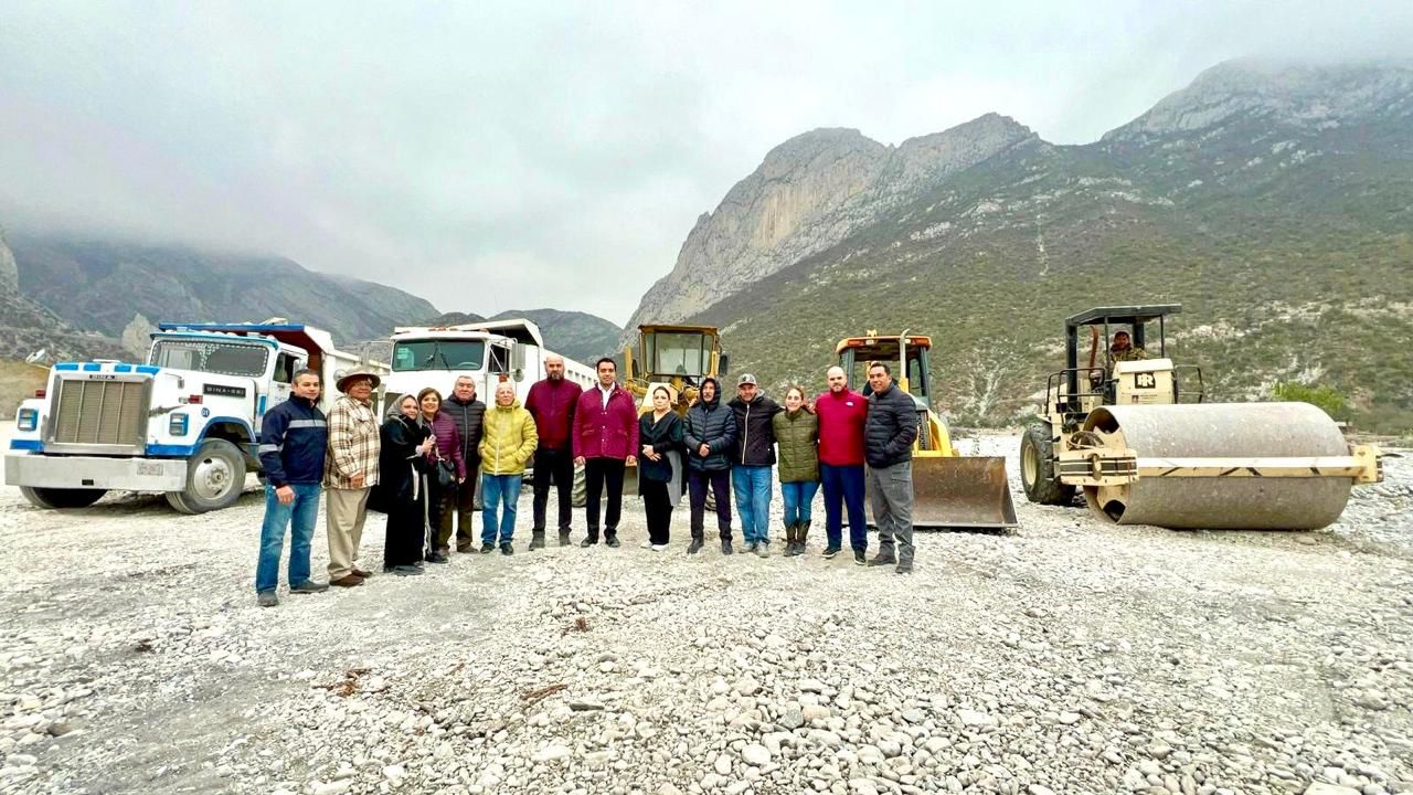 Rehabilita Jesús Nava caminos en La Huasteca con maquinaria pesada