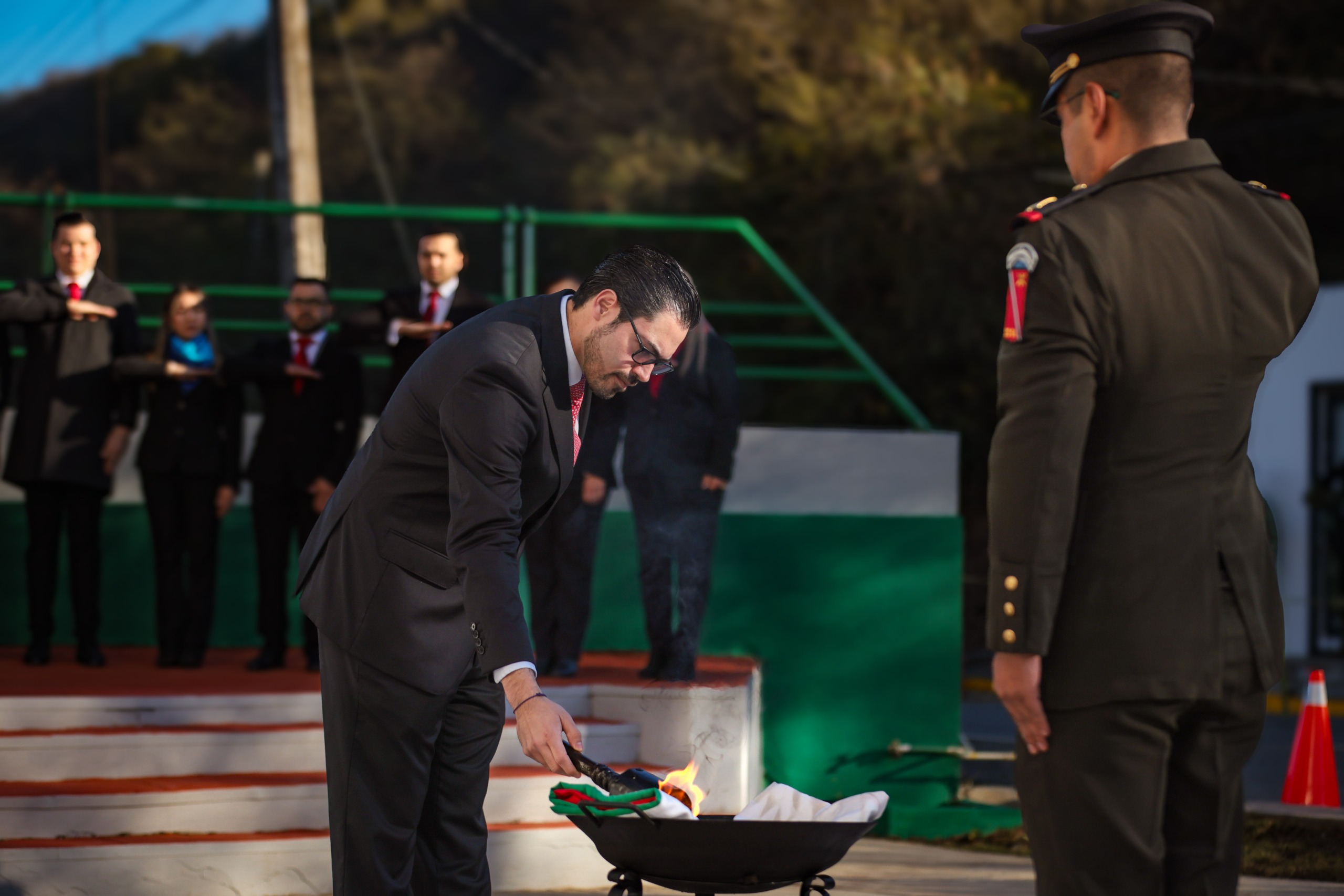 Resalta David de la Peña el simbolismo histórico de la Bandera de México