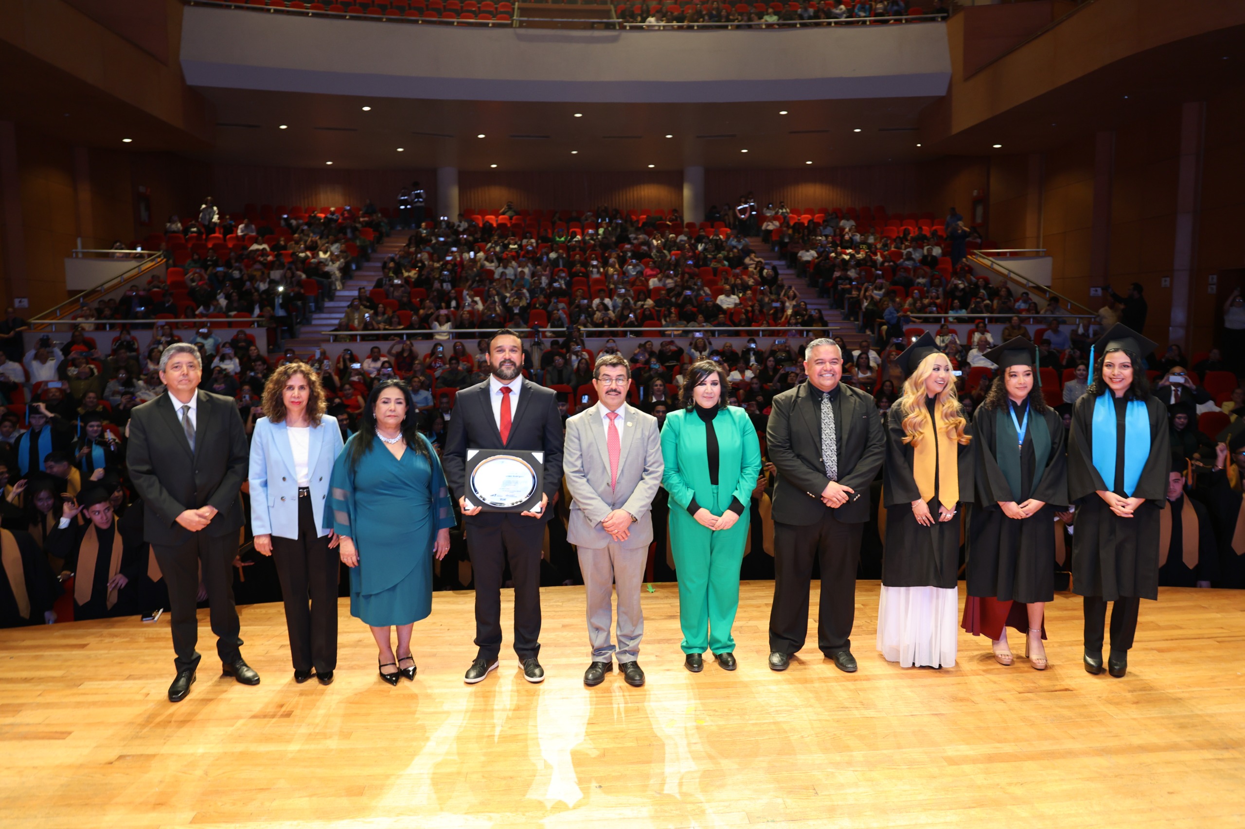 Preside rector Dámaso Anaya graduación de 246 egresados de la UAT en Tampico