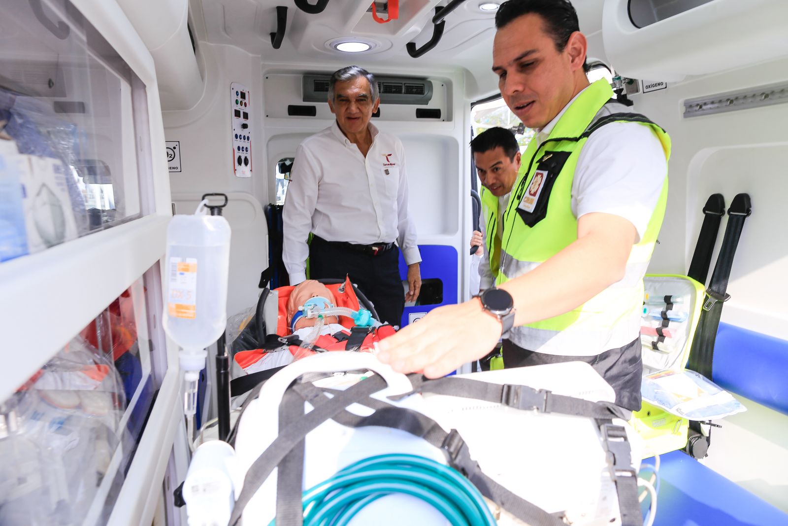 Entrega Américo Villarreal 16 nuevas ambulancias al sector salud