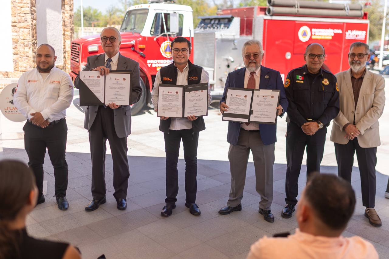 Recibe cuerpo de bomberos de Juárez unidad en donación