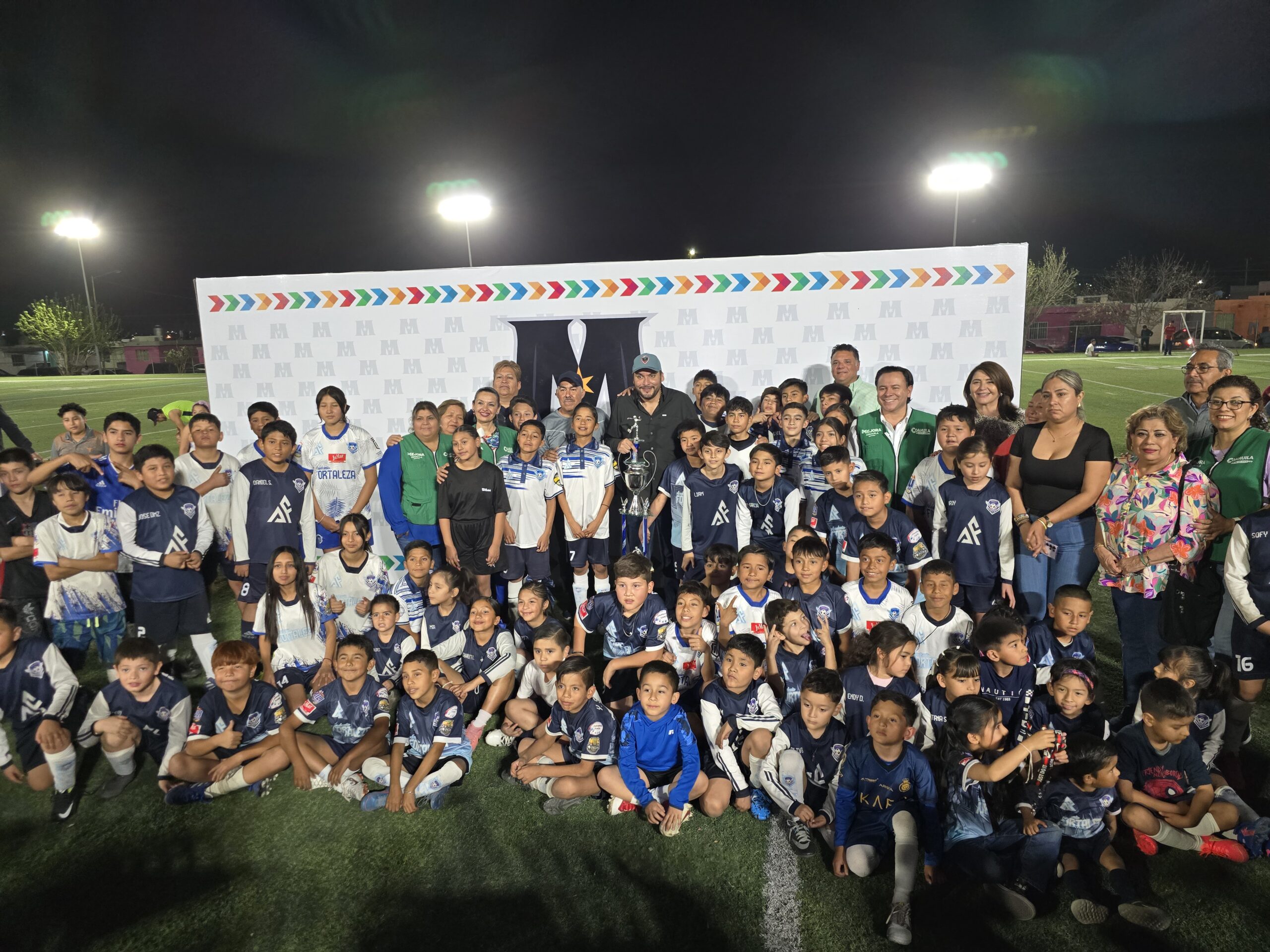 Entrega Carlos Villarreal 32 luminarias nuevas en cancha deportiva en Col Praderas