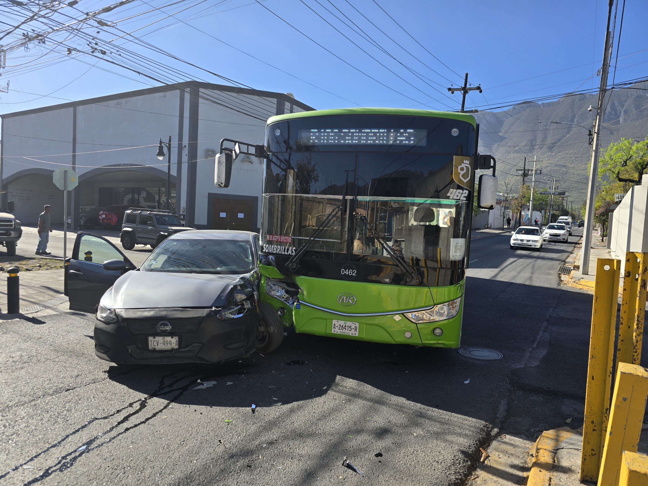 Chocan Sentra y camión de transporte ruta 106 en casco de San Pedro Chocan Sentra y camión de transporte ruta 106 en casco de San Pedro