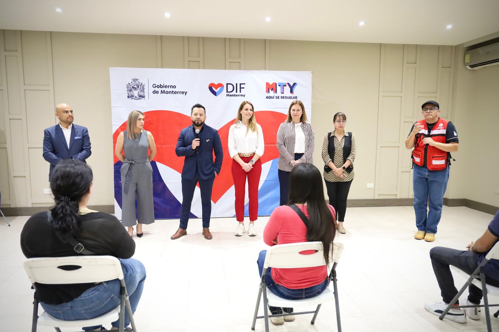 Entrega DIF Monterrey aparatos auditivos a grupos vulnerables