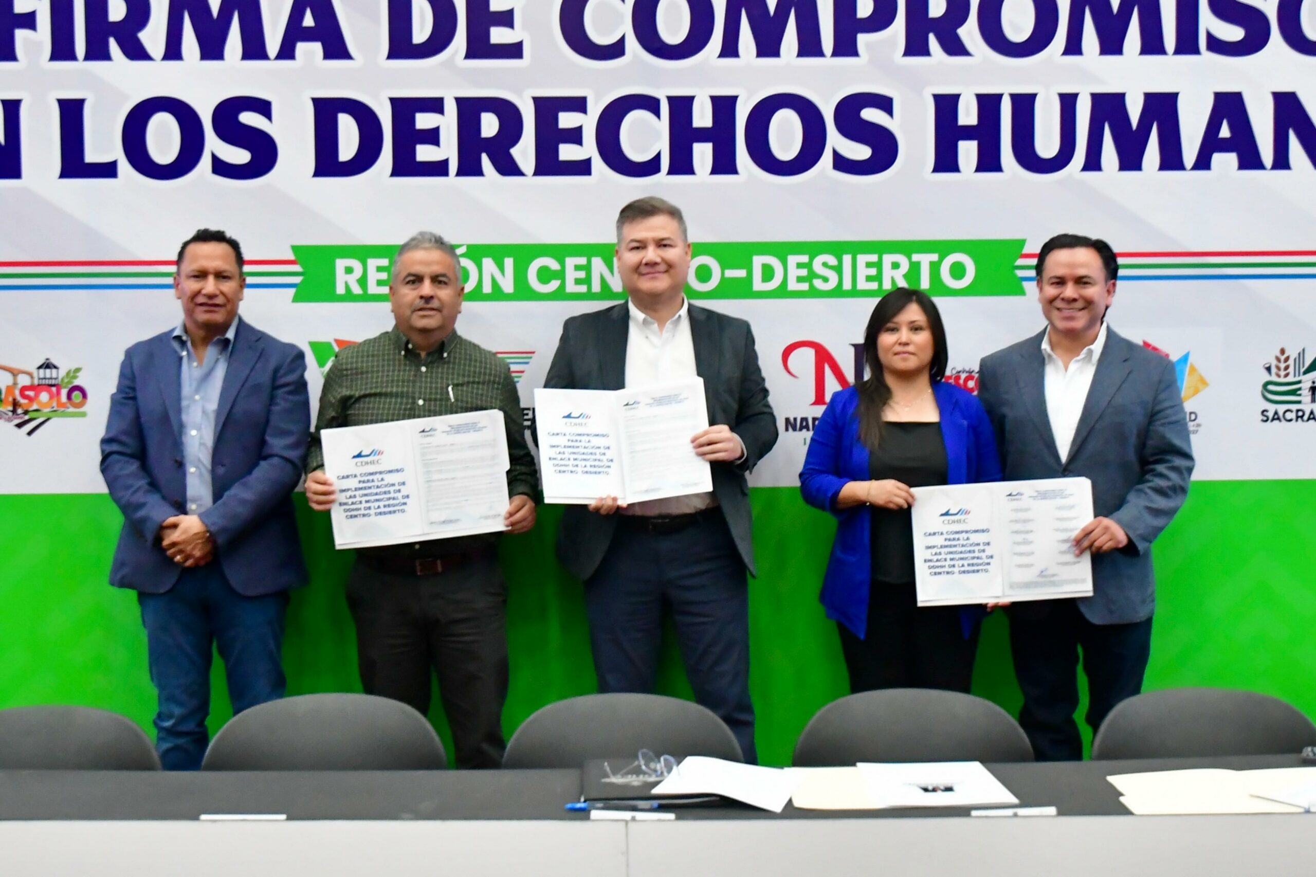 Firma Víctor Leija carta compromiso con la Comisión de Derechos Humanos