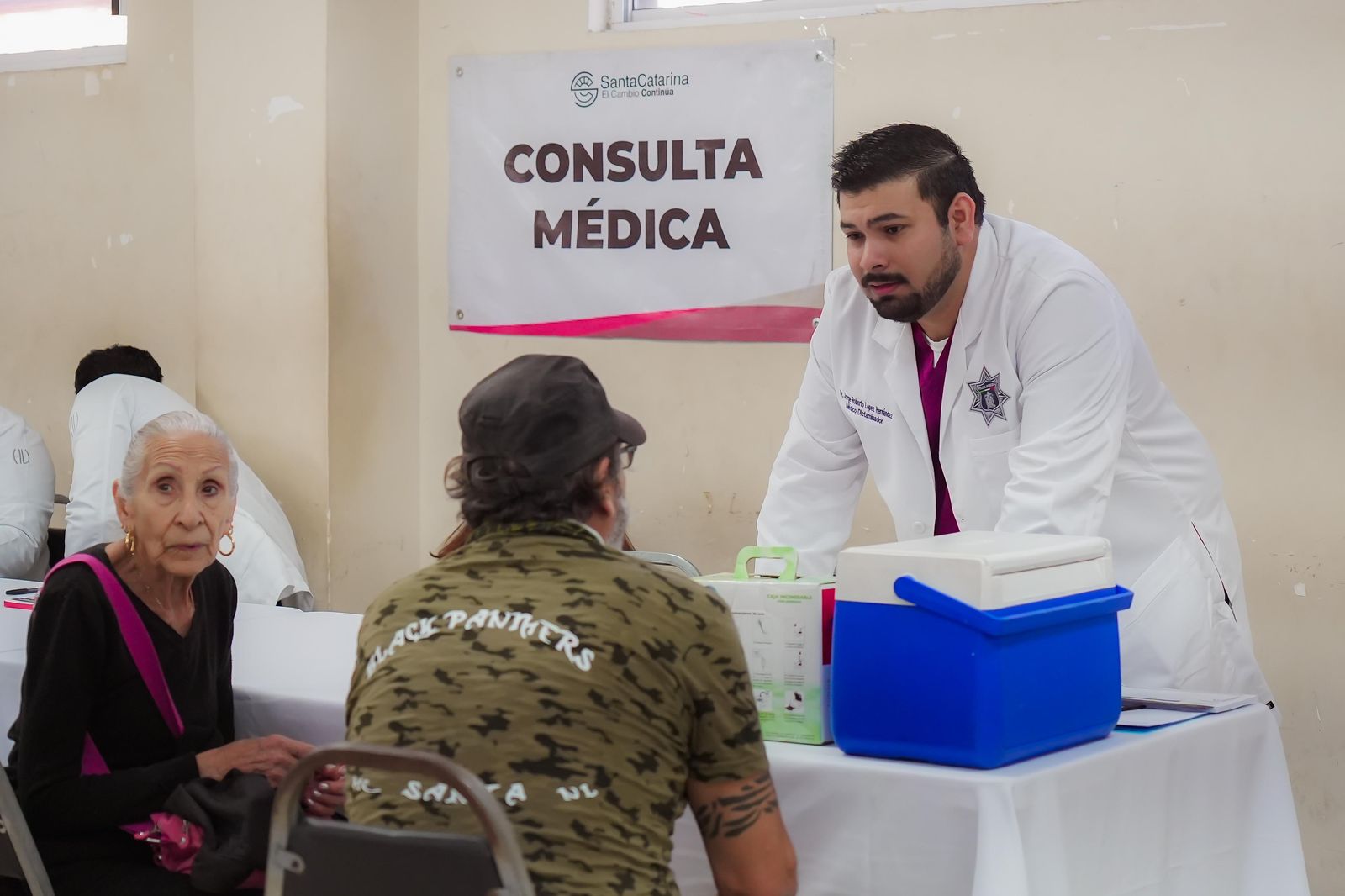 Llevan policías de Santa Catarina apoyo a vulnerables