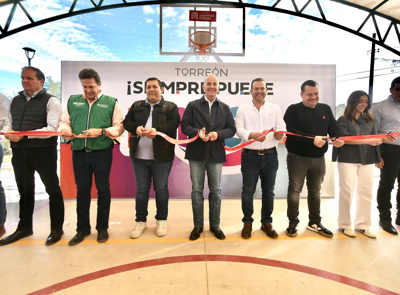 Román Cepeda entrega techumbre en El Kiosko, y anuncia un Parque Lineal en el oriente de Torreón