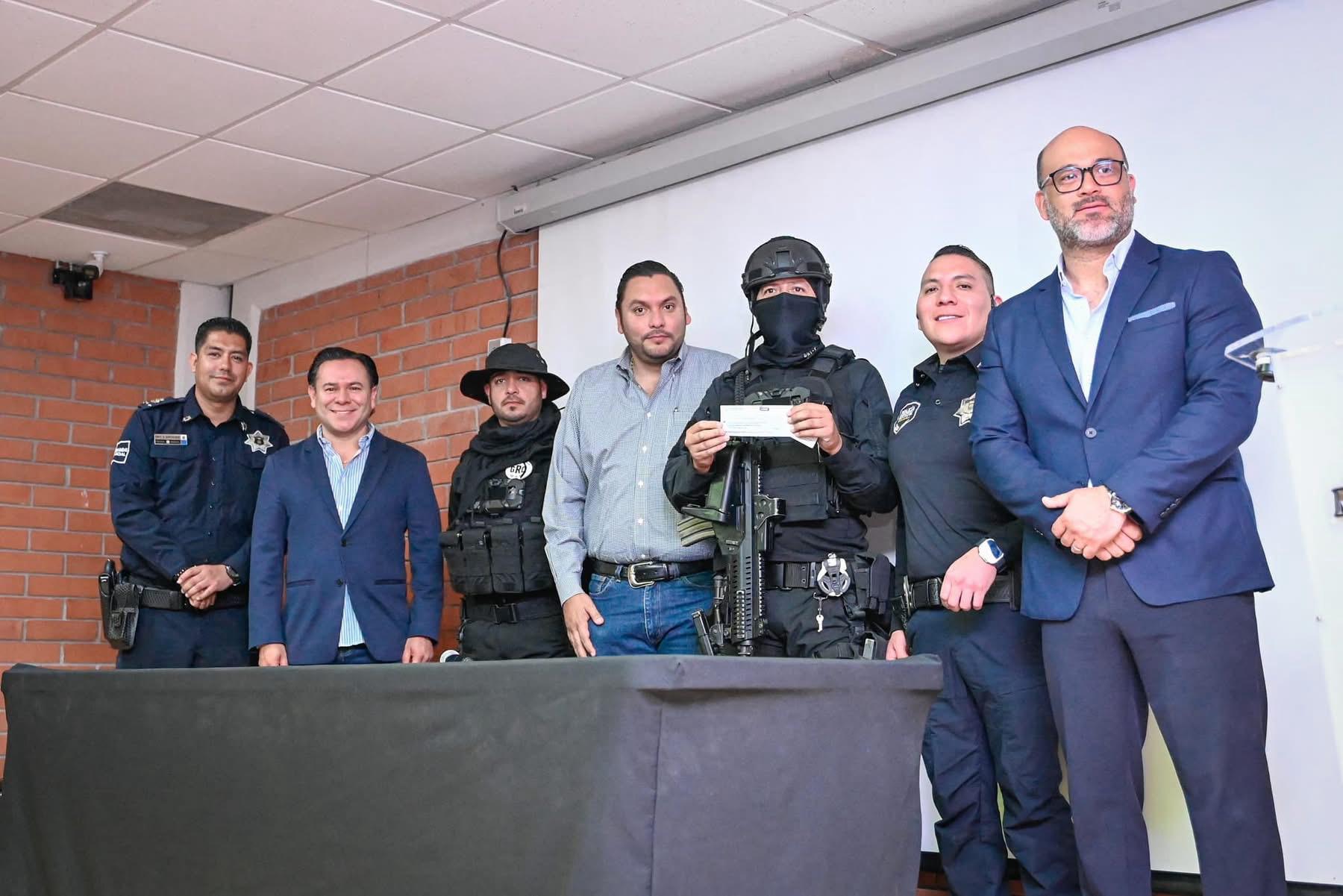 Carlos Villarreal entrega bono a elementos del Grupo de Reacción Centro