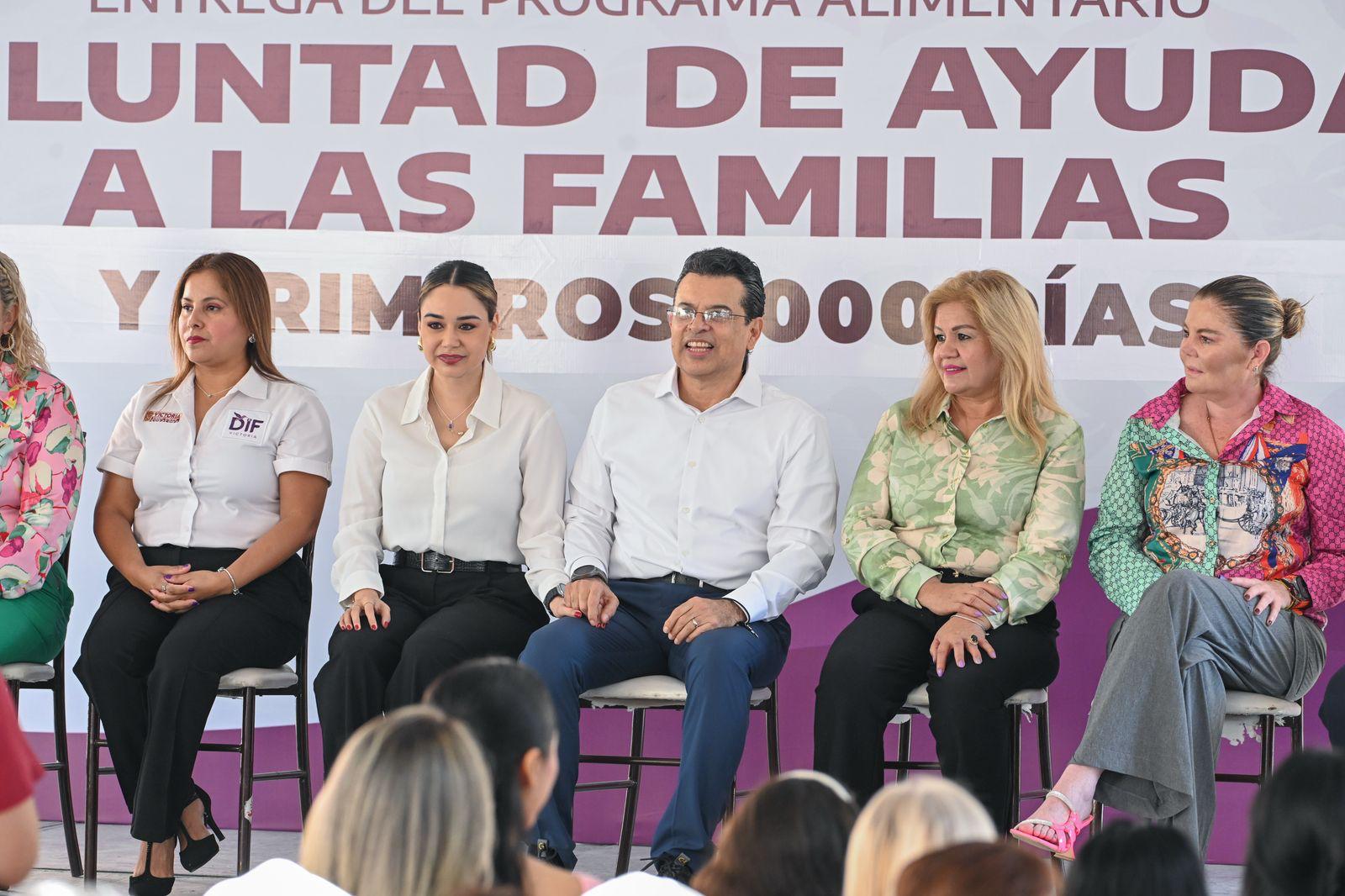 Con la voluntad de ayudar,Lalo y Lucy entregan apoyos alimentarios